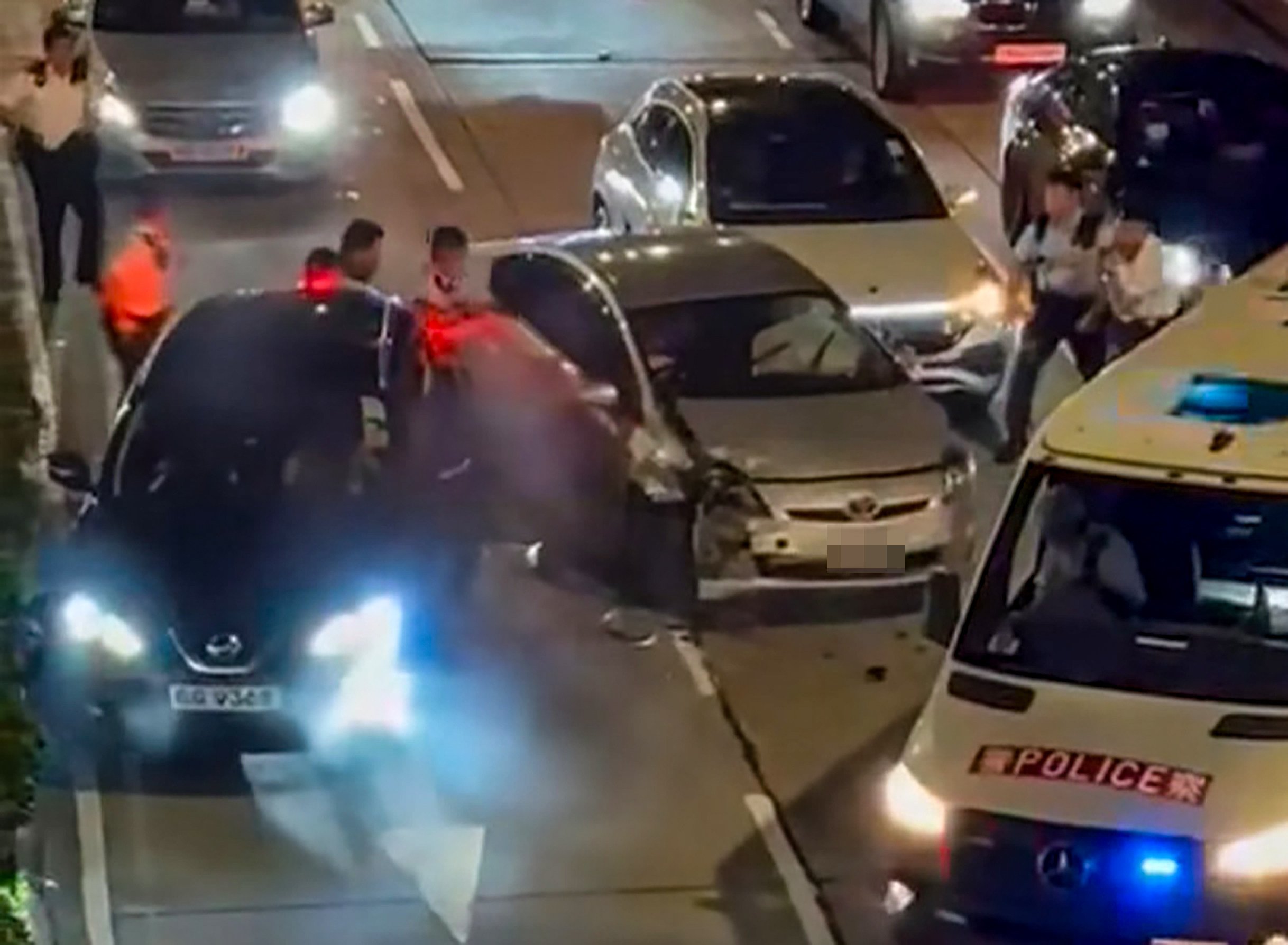 Hong Kong police open the driver’s car door after a dramatic stand-off in Ho Man Tin. Photo: Facebook / @ Sam Kwong