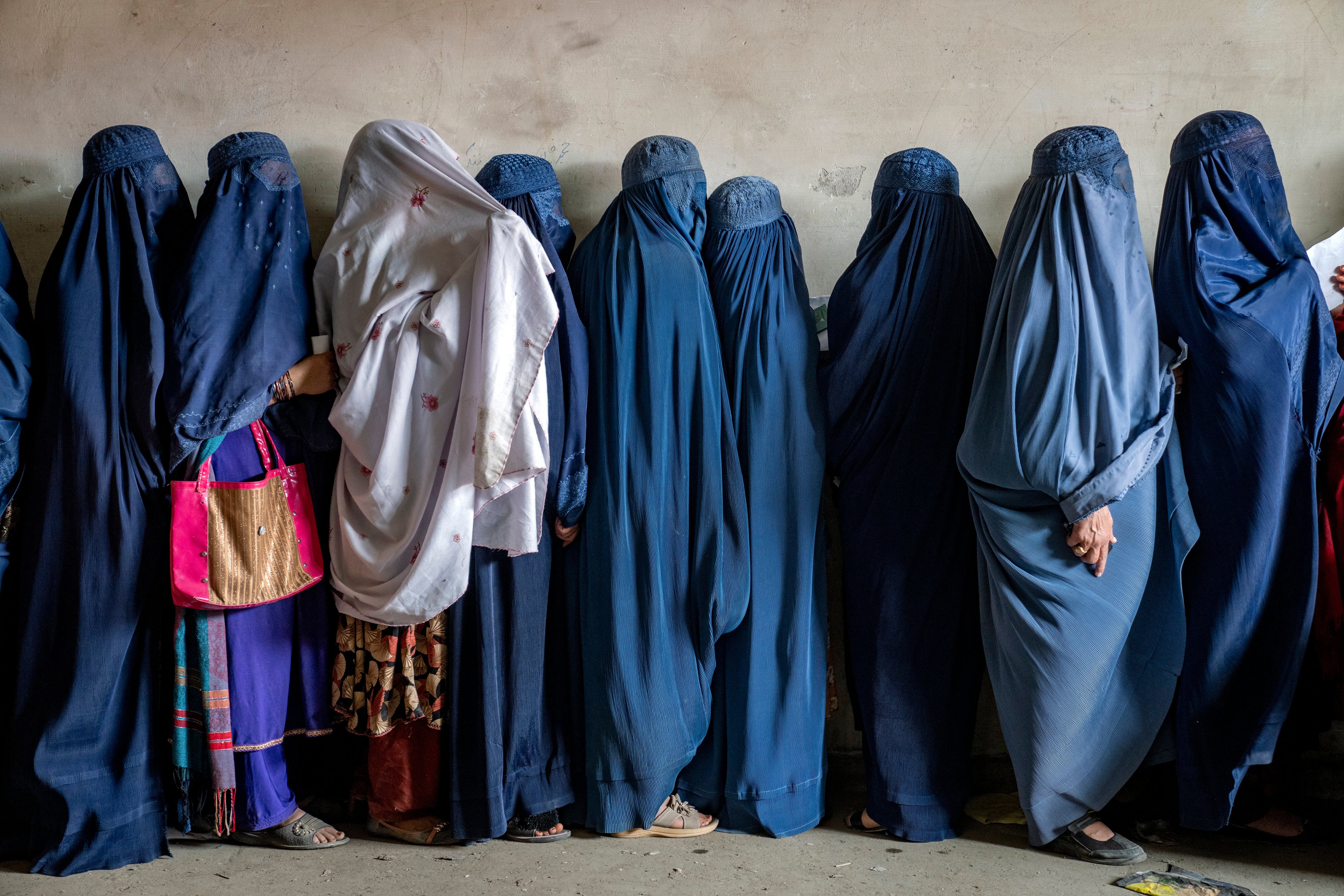 Afghan women queue to receive food rations distributed by a humanitarian aid group, in Kabul, Afghanistan, May 23, 2023. Photo: AP