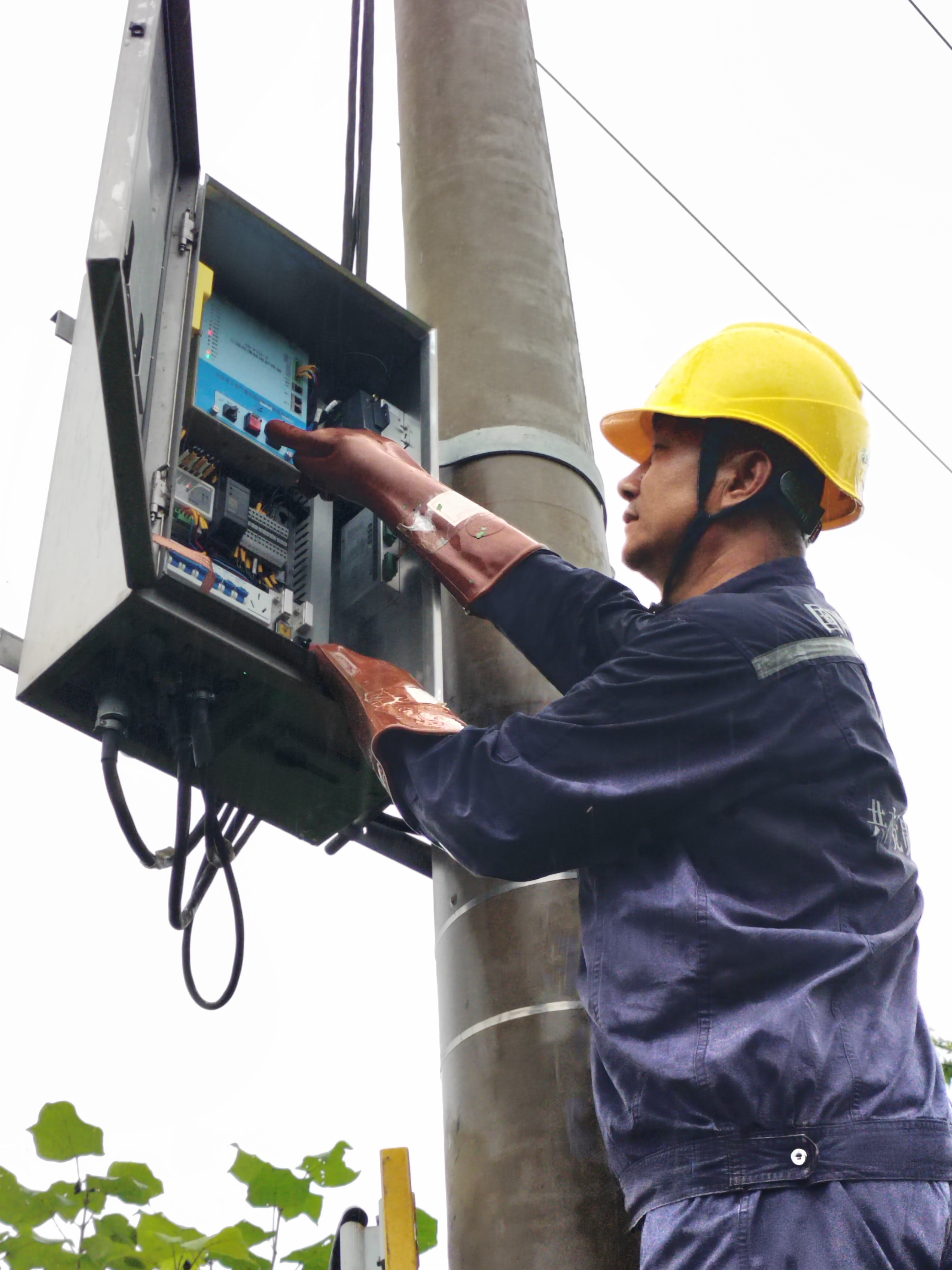 An engineer checks power transmission equipment in Dandong last month. North Korea said it was especially opposed to proposed radio stations in the northeastern Chinese city. Photo: Xinhua