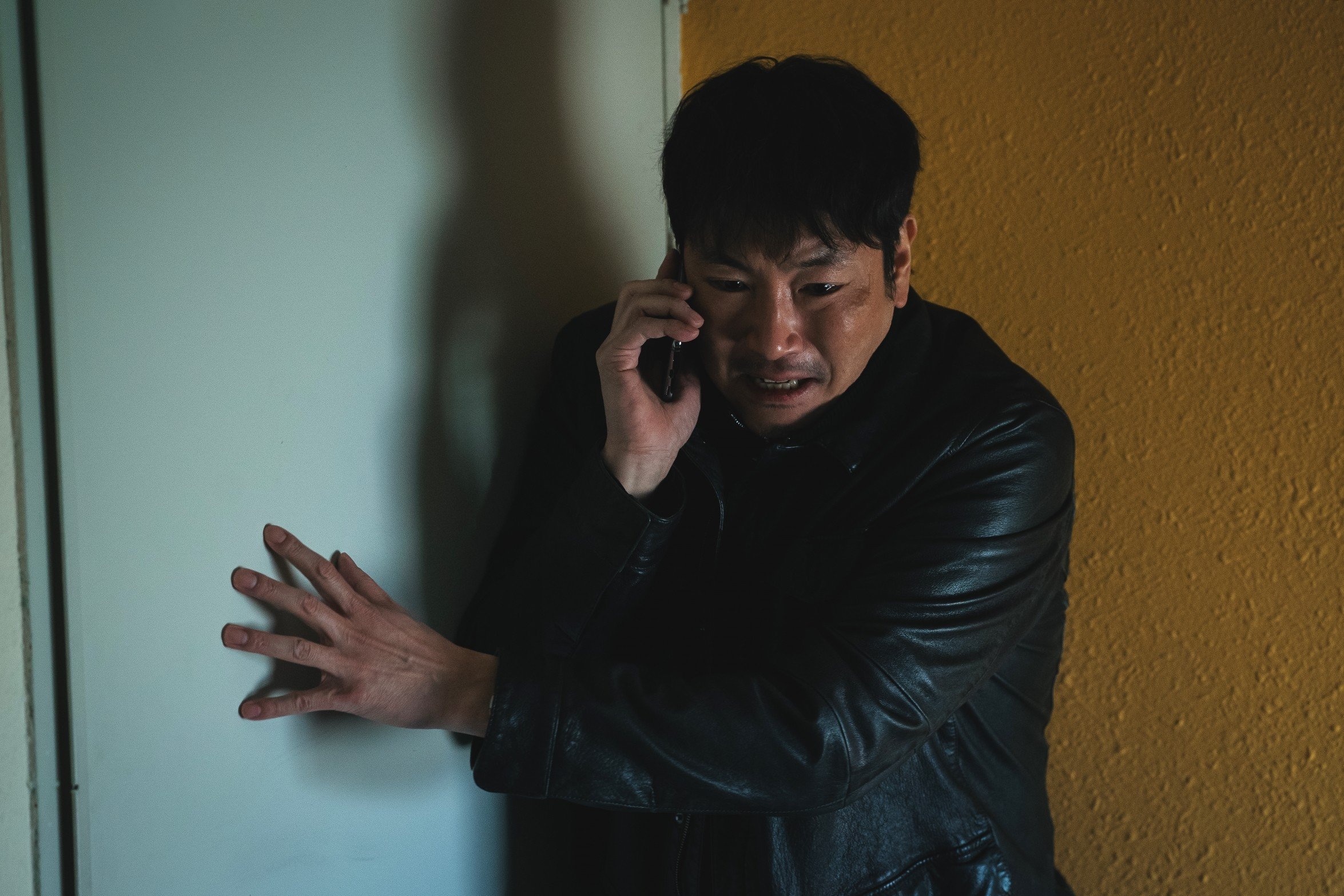 Cho Jin-woong as Detective Baek Joong-sik in a still from No Way Out: The Roulette, which is engaging but becomes bogged down by the weight of its own story. Yoo Jae-myung, Kim Mu-yeol, Yum Jung-ah, and Lee Kwang-soo co-star. Photo: Disney+