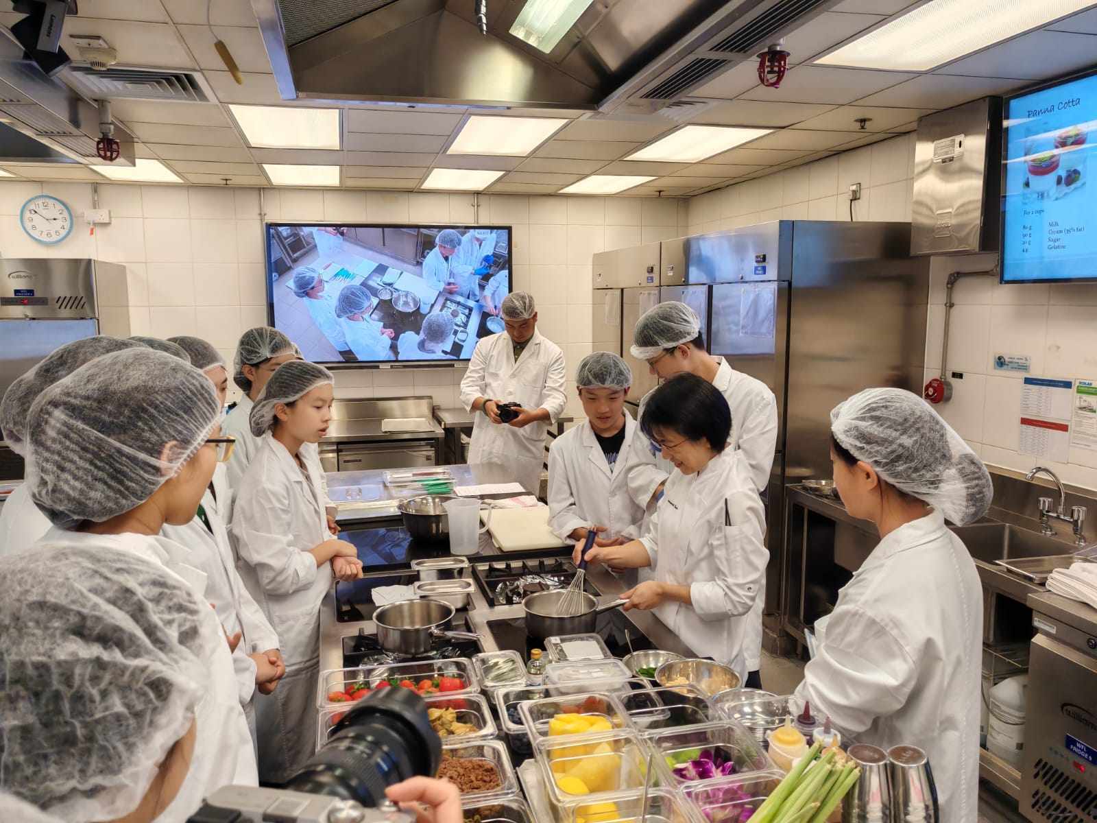 Samantha Tam (second from right) teaches a class at Hong Kong Polytechnic University’s School of Hotel and Tourism Management. She hopes her students start out with an interest in food, but assumes she is working with a blank slate. Photo: Polytechnic University