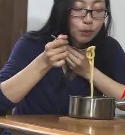 Saki Tamogami lives frugally, eating only simple food, from the pot, every day. Photo: YouTube