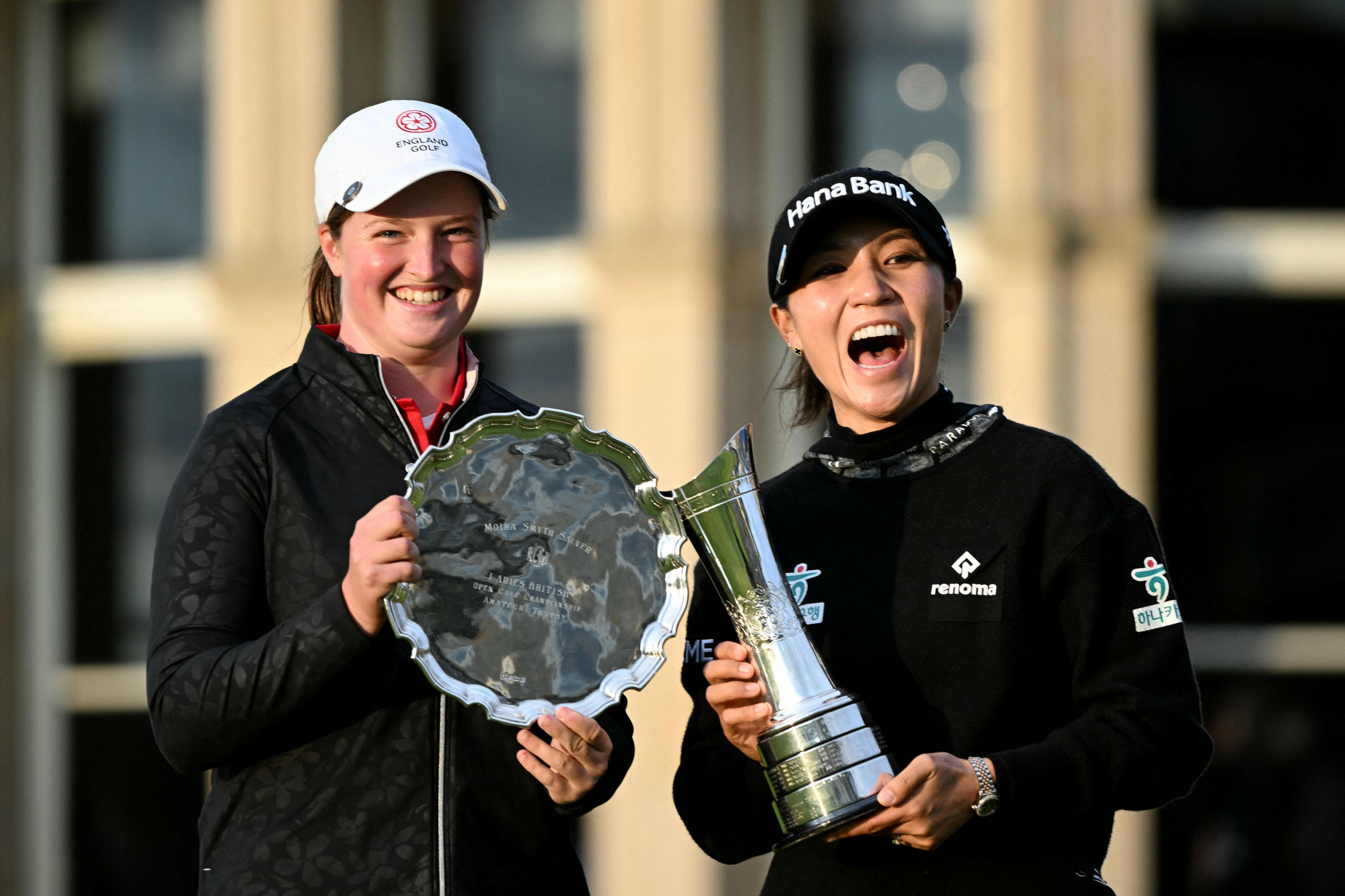 Women’s Open champion Lydia Ko (right) top amateur Lottie Woad pose with their trophies at St Andrews. Photo: AFP