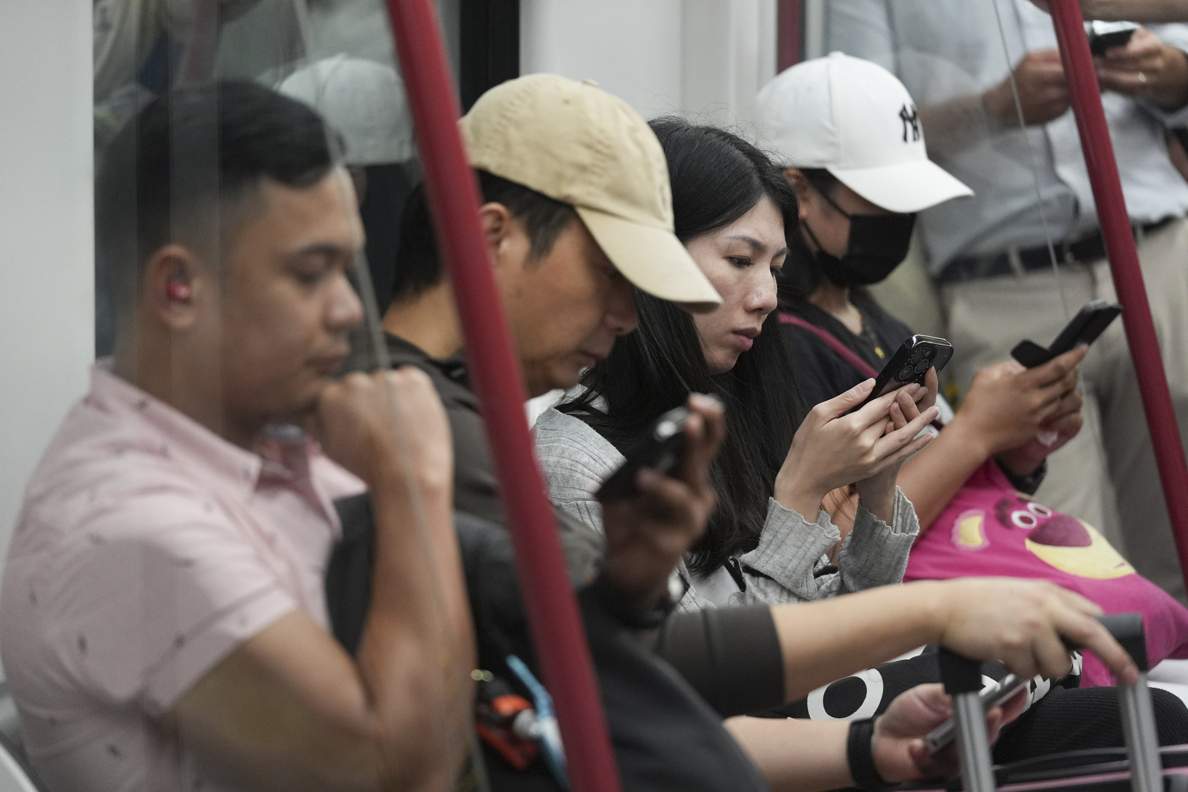 Human resources experts say Hong Kong is not ready to follow Australia in allowing employees to ignore calls and emails from their bosses outside office hours. Photo: Eugene Lee