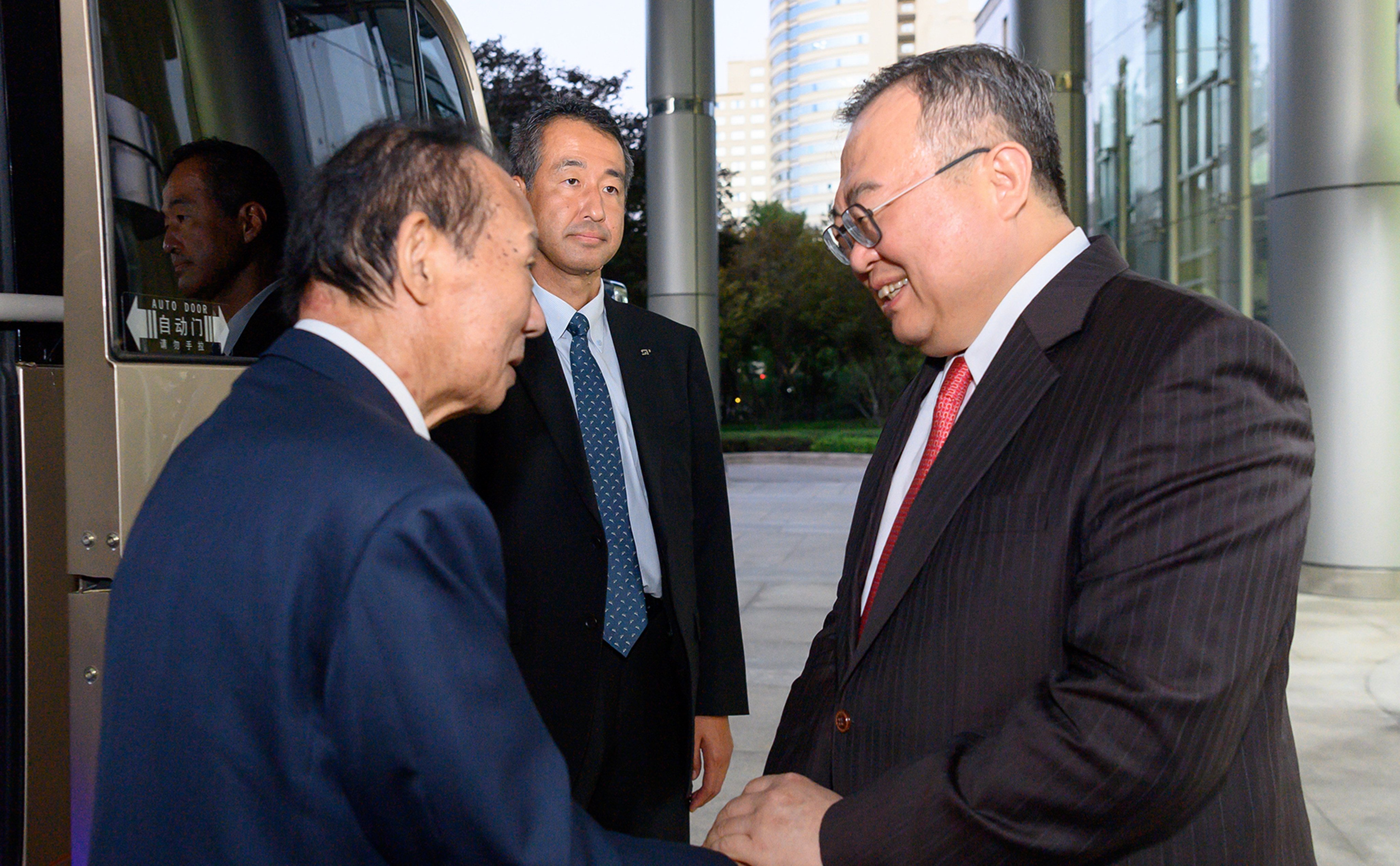 Toshihiro Nikai (left) chairman of the Japan-China Friendship Parliamentarians’ Union,  and Liu Jianchao, head of the CCP’s International Department, shake hands ahead of their meeting. Photo: idcpc