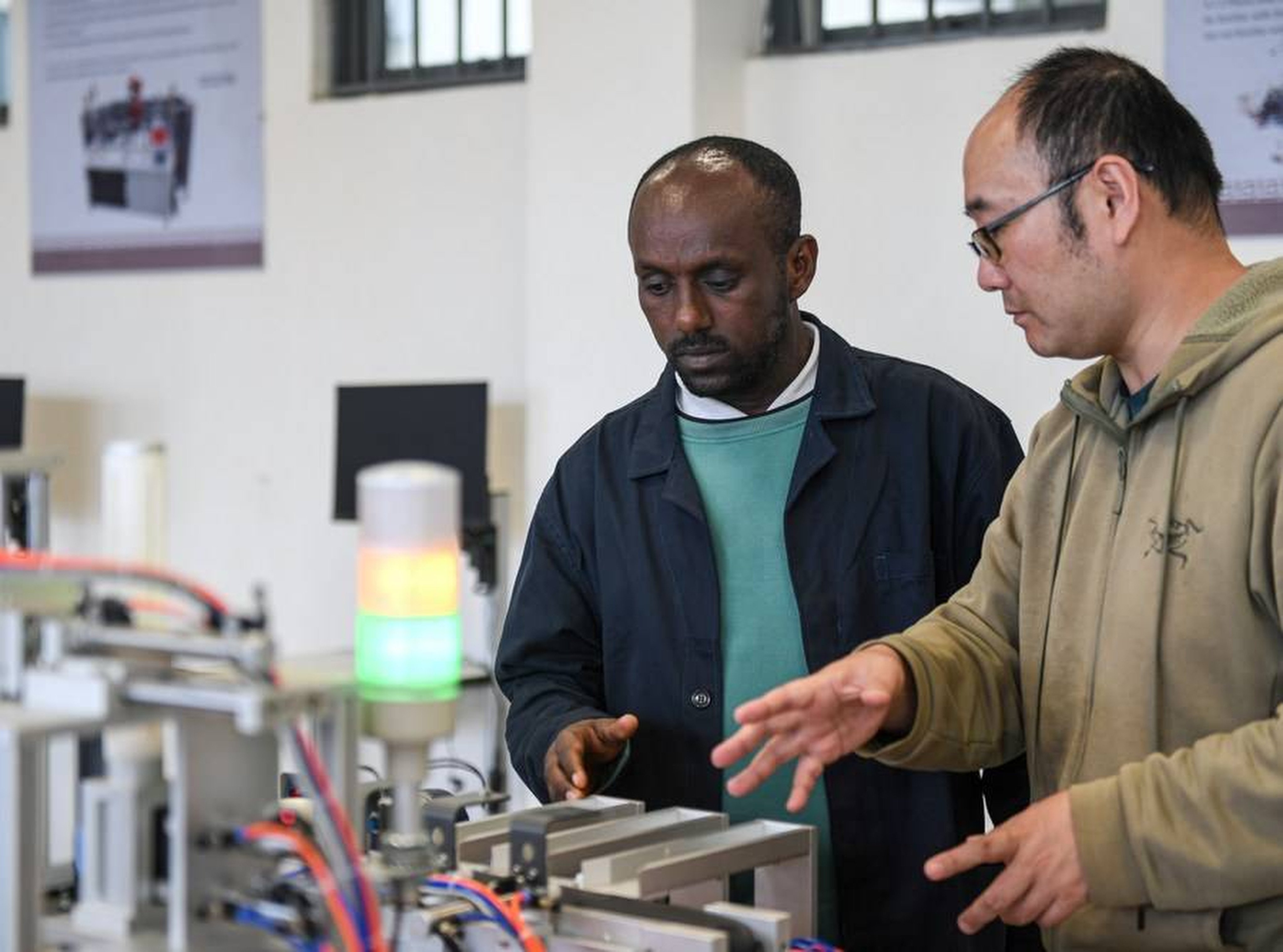 Wallelgn Yonas Akele (left), a teacher at the Ethiopian Luban Workshop, with a Chinese instructor. Photo: Xinhua