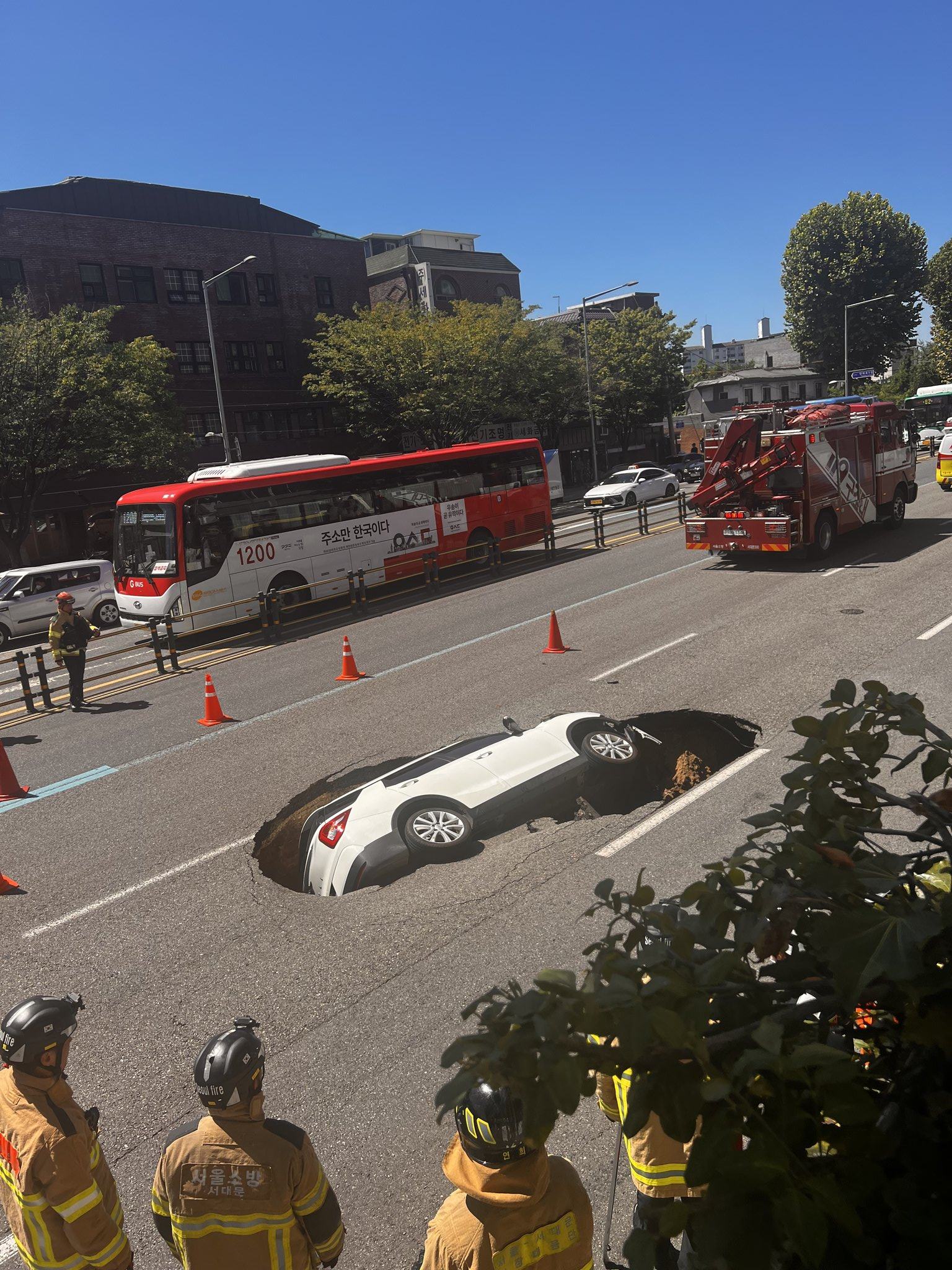 A car was swallowed by a sinkhole in Seoul on Thursday. Photo: X/0_suhyun

