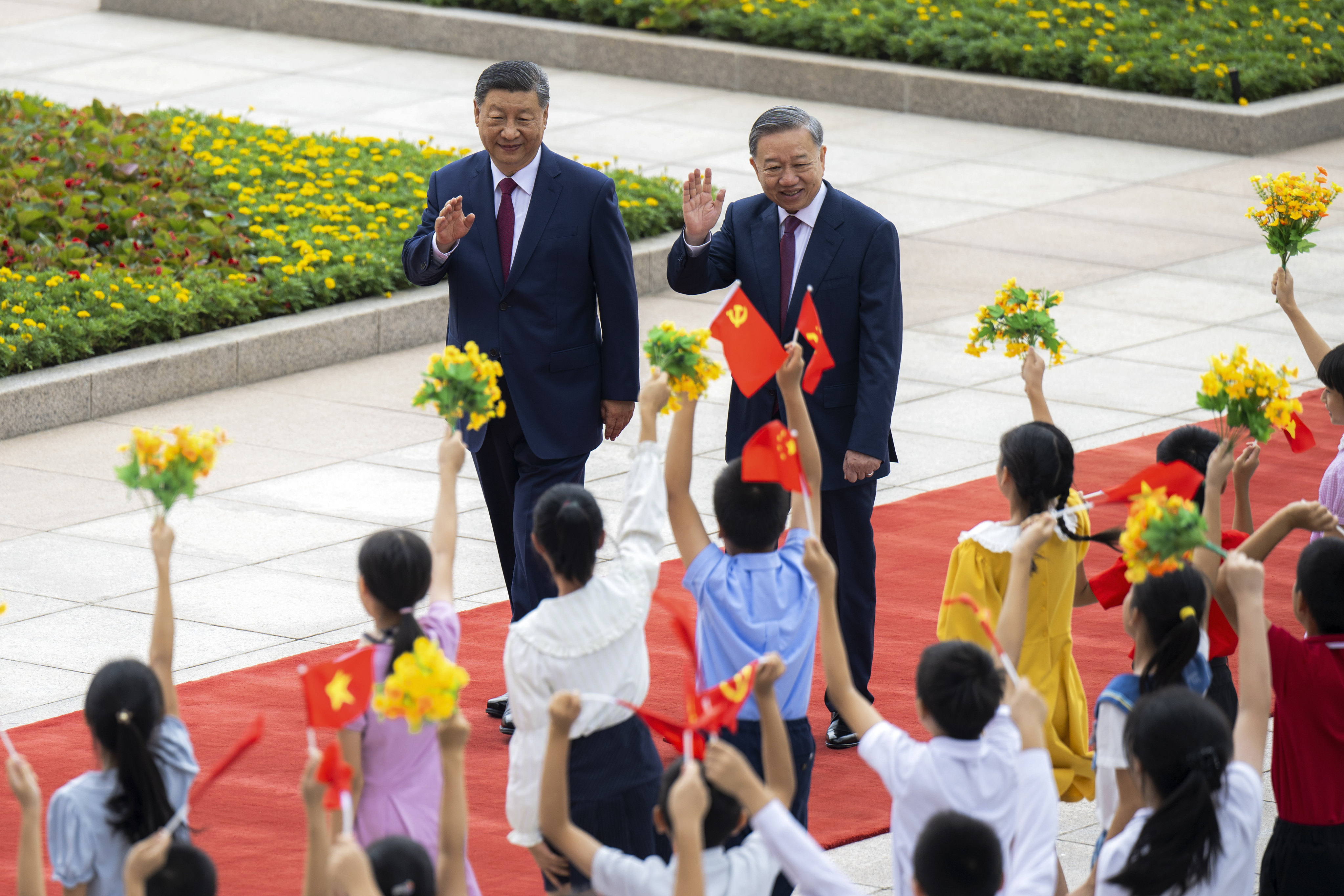 Children cheer for Chinese President Xi Jinping (left) and Vietnam’s top leader To Lam during a welcome ceremony for the latter at the Great Hall of the People in Beijing, on August 19. Photo: AP