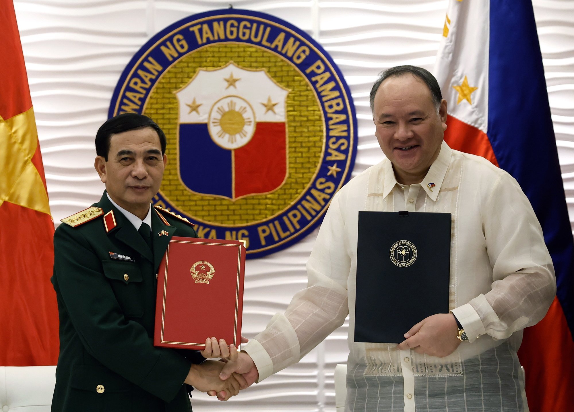 Vietnam’s Defence Minister Phan Van Giang (left) and his Philippine counterpart Gilberto Teodoro hold documents they signed after a bilateral meeting at the Department of National Defence in Quezon City, Metro Manila, the Philippines, on Friday. Photo: EPA-EFE