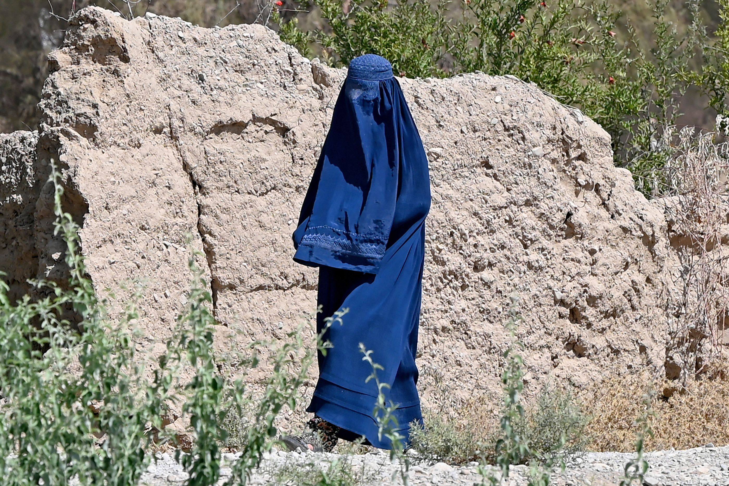 An Afghan woman wearing a burqa in Sangin district of Helmand province, Afghanistan, on August 27, 2024. Photo: AFP