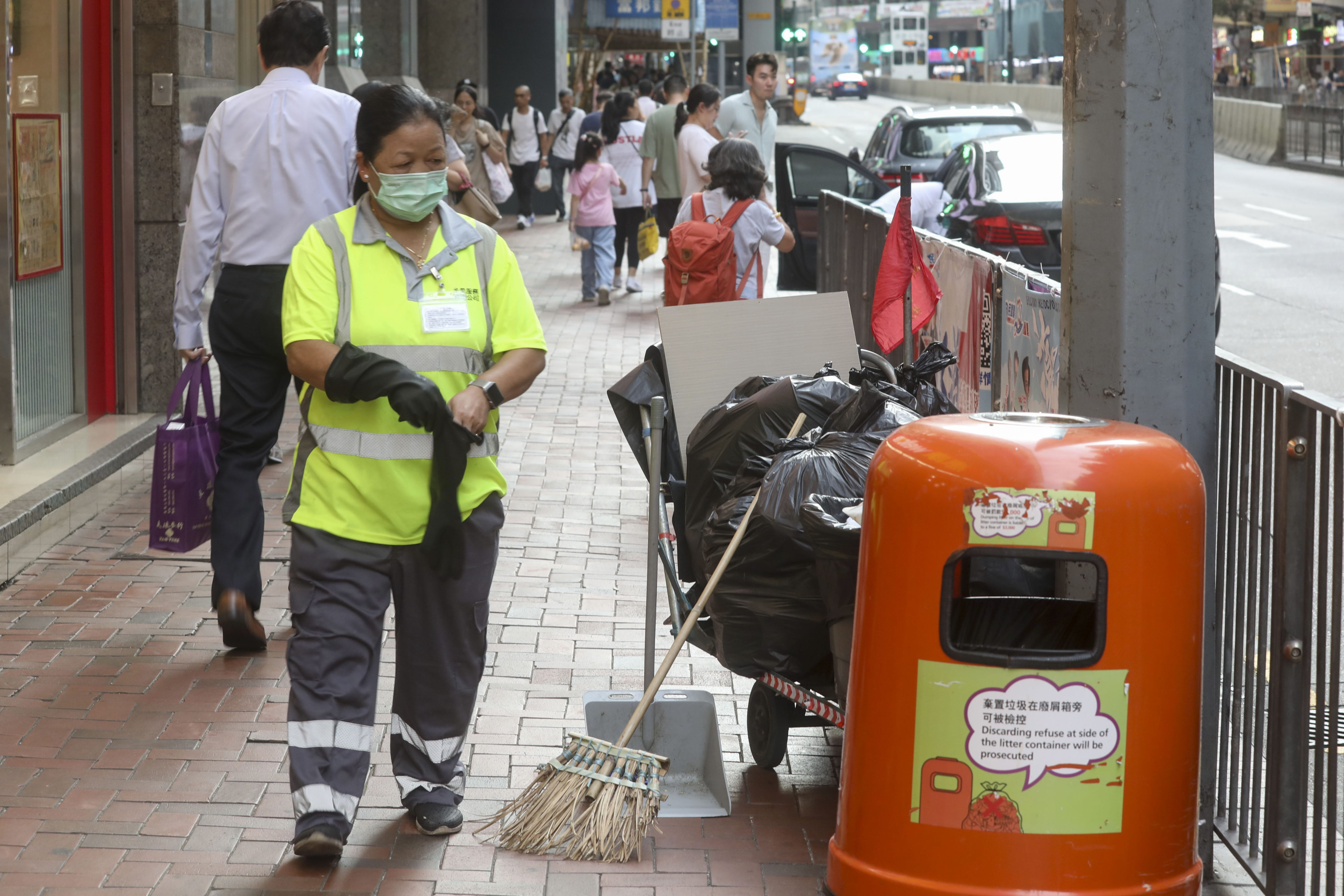 Oxfam has warned of the continued risk to cleaners working outdoors during high-heat days. Photo: Sun Yeung