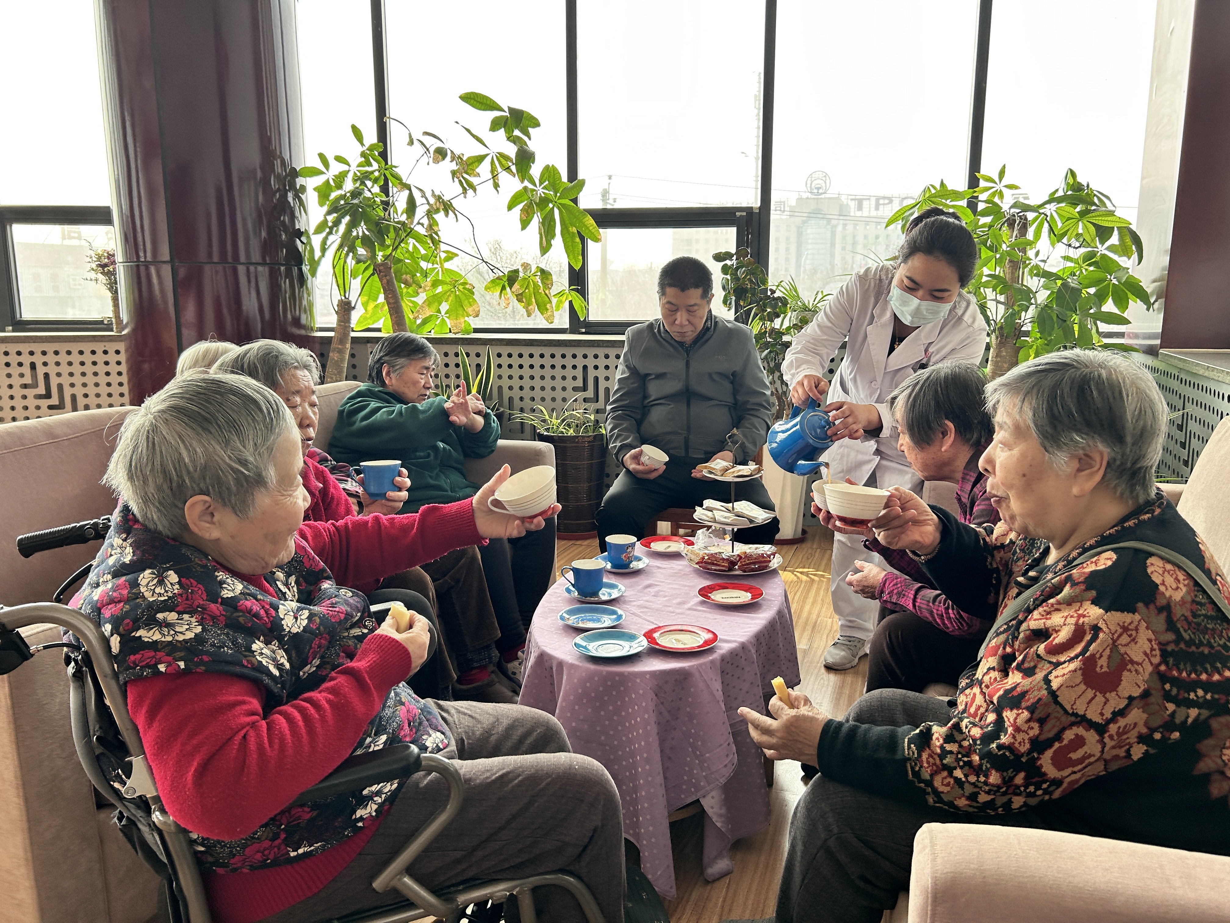 Senior citizens enjoyed coffee at a rehabilitation facility in Tianjin in 2023. Photo: Xinhua 