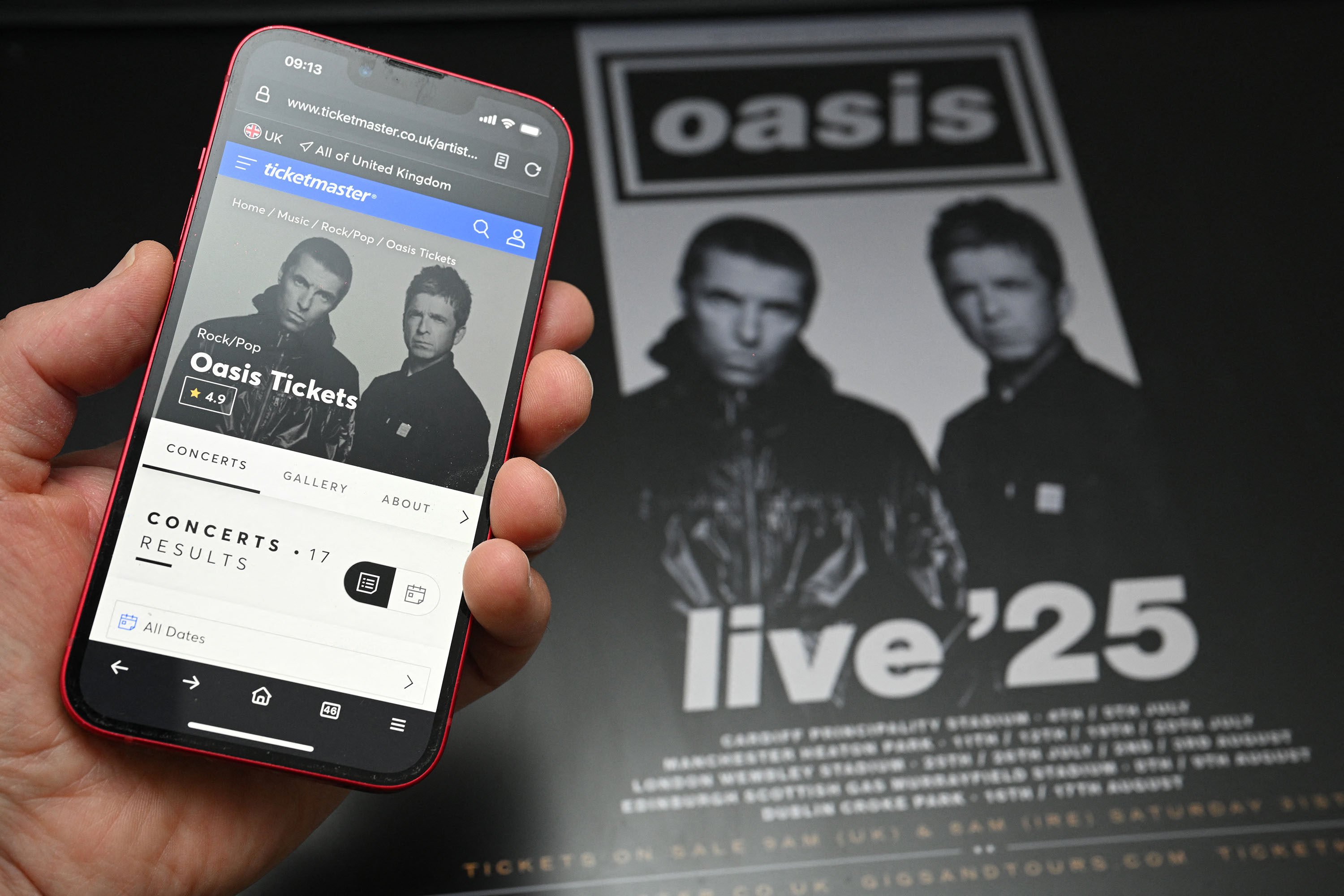 A fan tries to purchase tickets to Oasis’ 2025 reunion tour on August 31, 2024. Photo: AFP