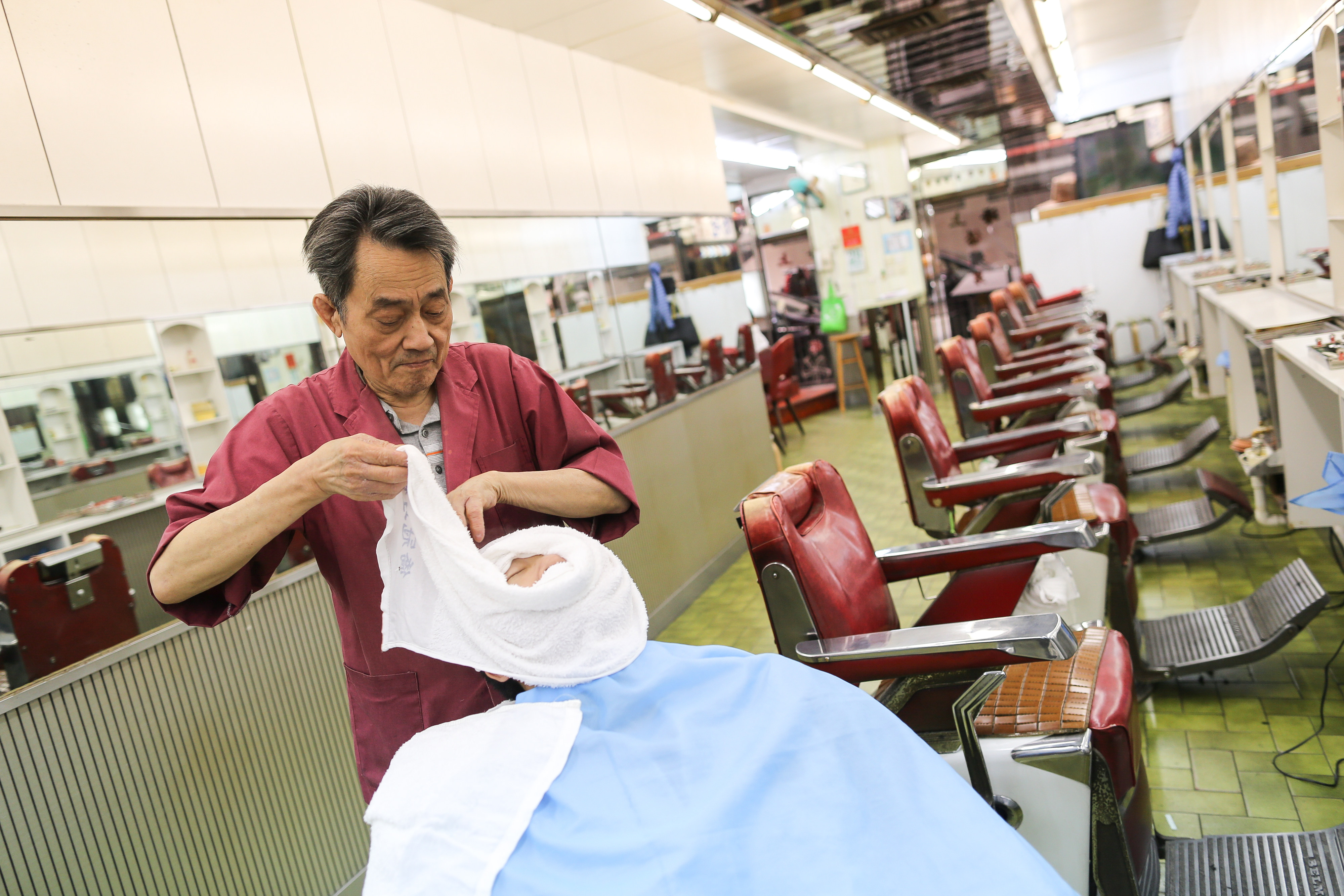 Ko Tak-tin, haircut master of Shanghai Kiu Kwun Barber Shop, in December 2016. Photo: Dickson Lee