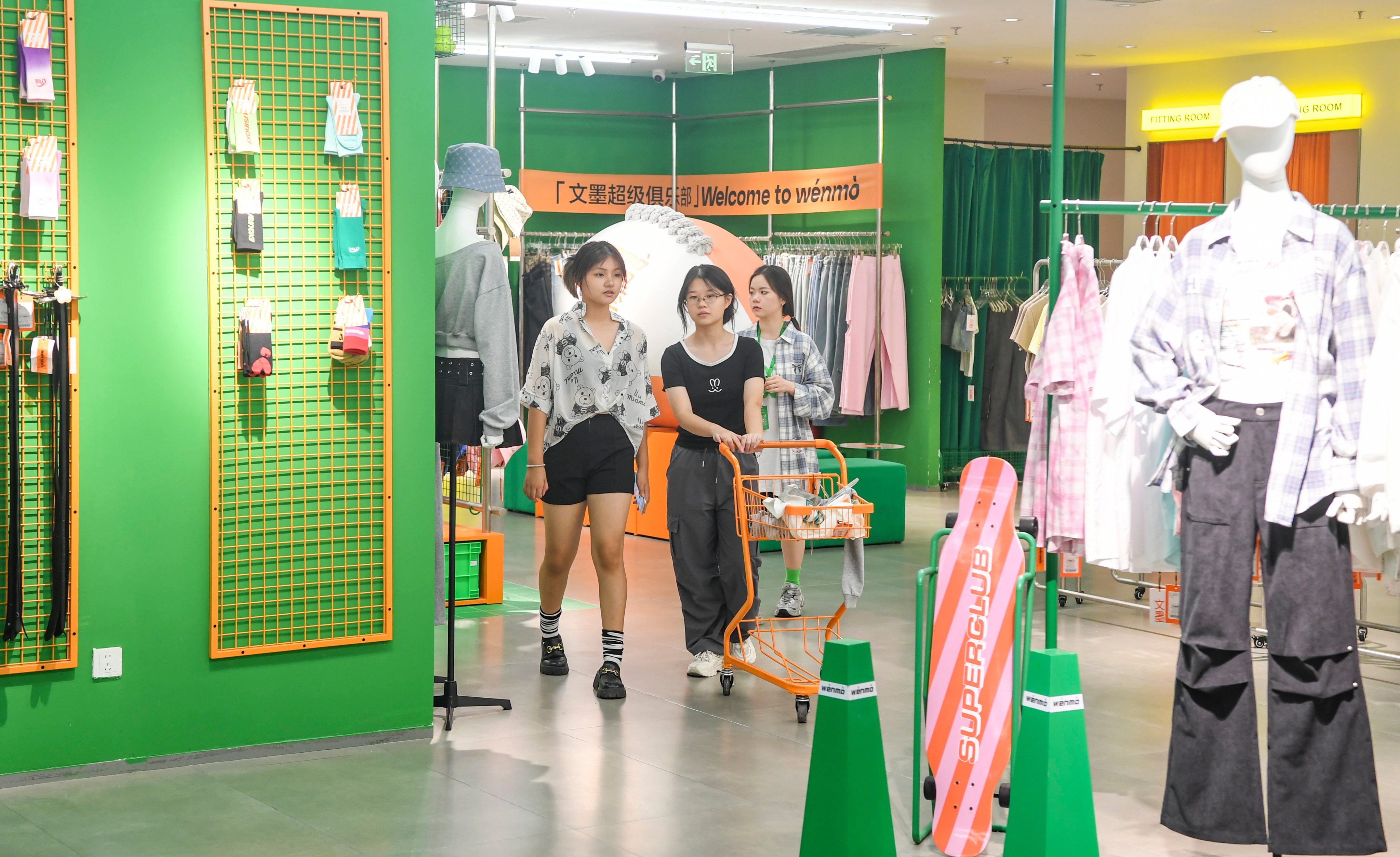 Tourists select goods at a shopping mall at the Guanyinqiao business area in Chongqing, southwest China. Photo: Xinhua