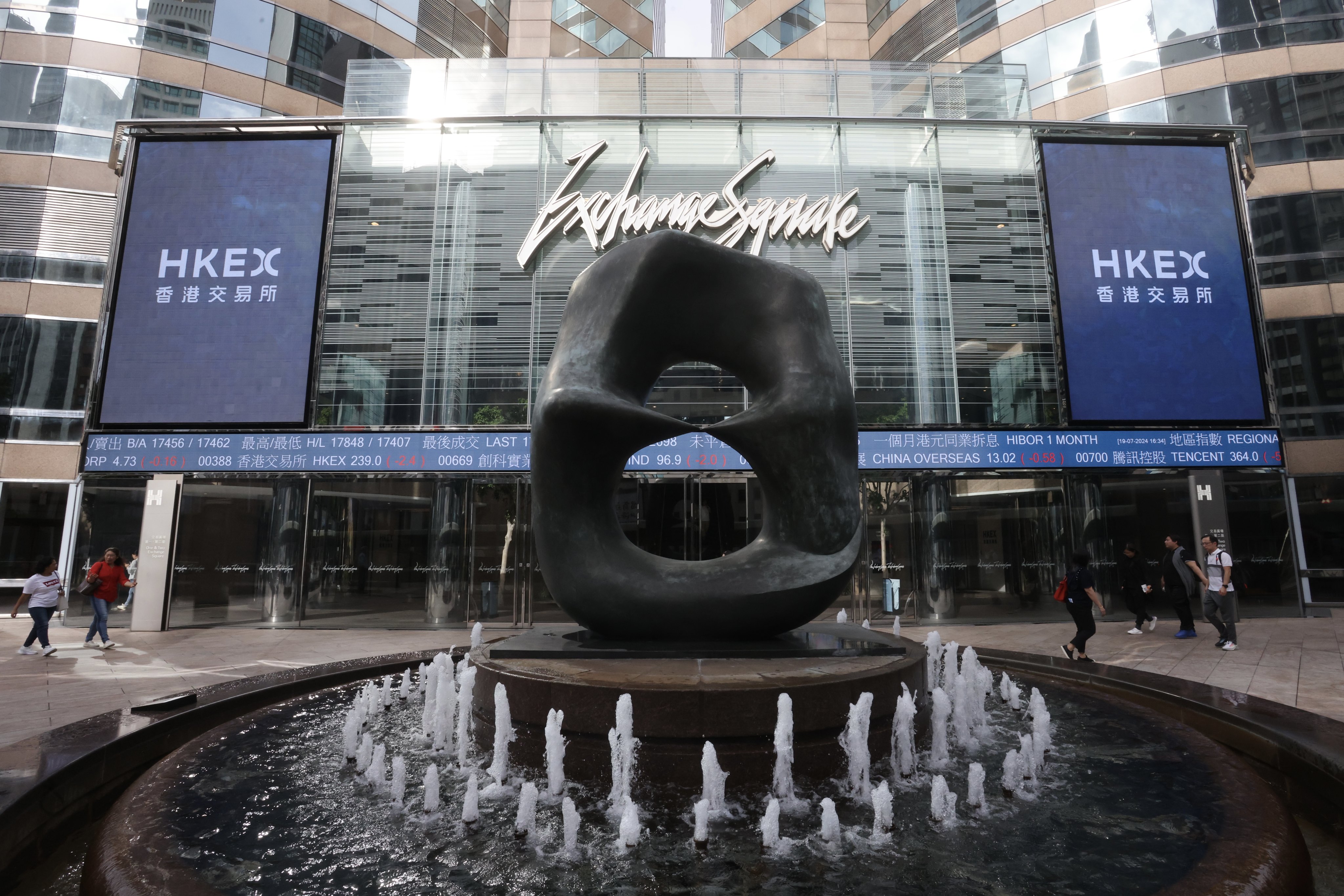 Outside the Stock Exchange of Hong Kong in Central. Photo: SCMP/Jonathan Wong