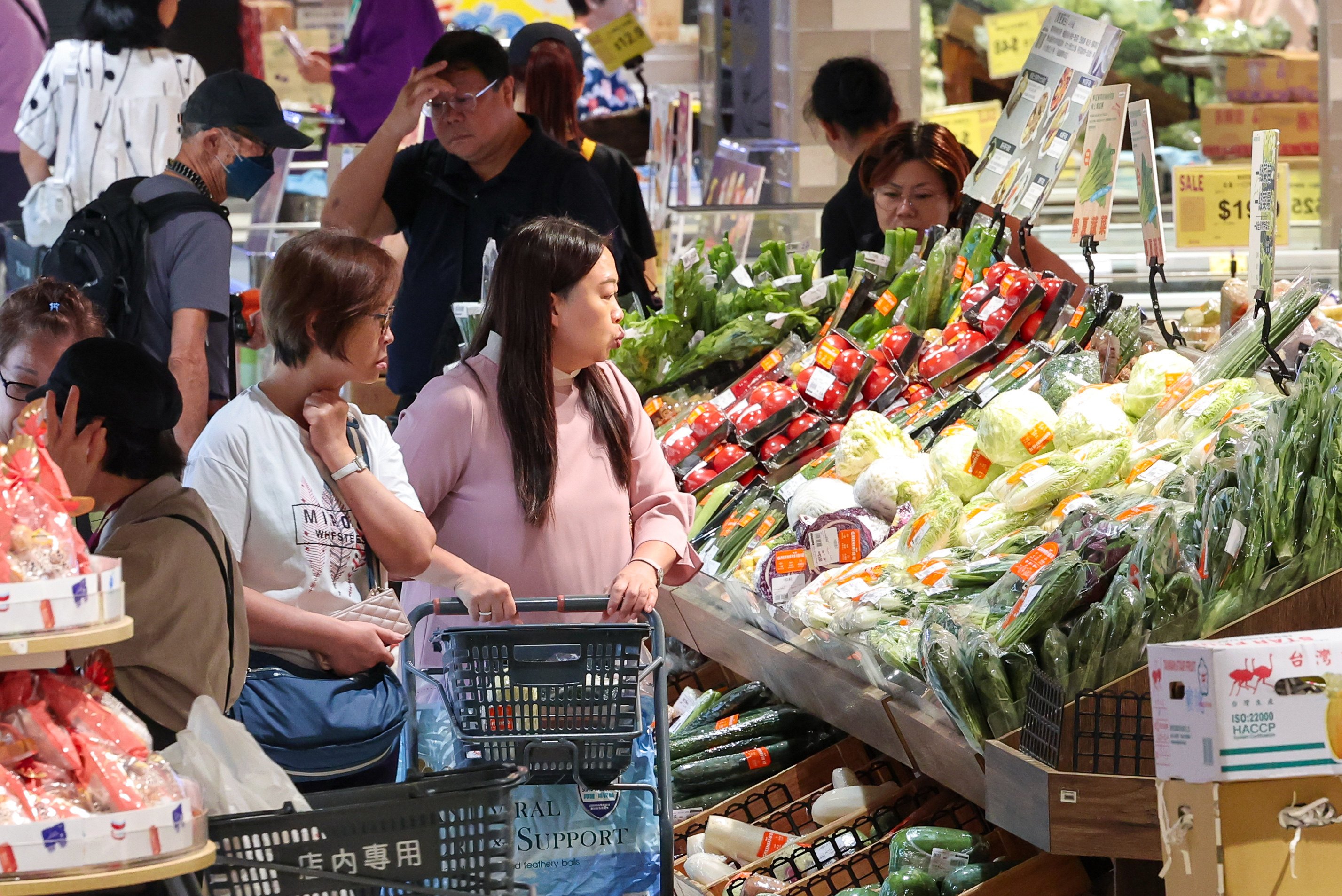 Shoppers at a department store supermarket in Tai Koo ahead of the typhoon on Thursday. Photo: Dickson Lee