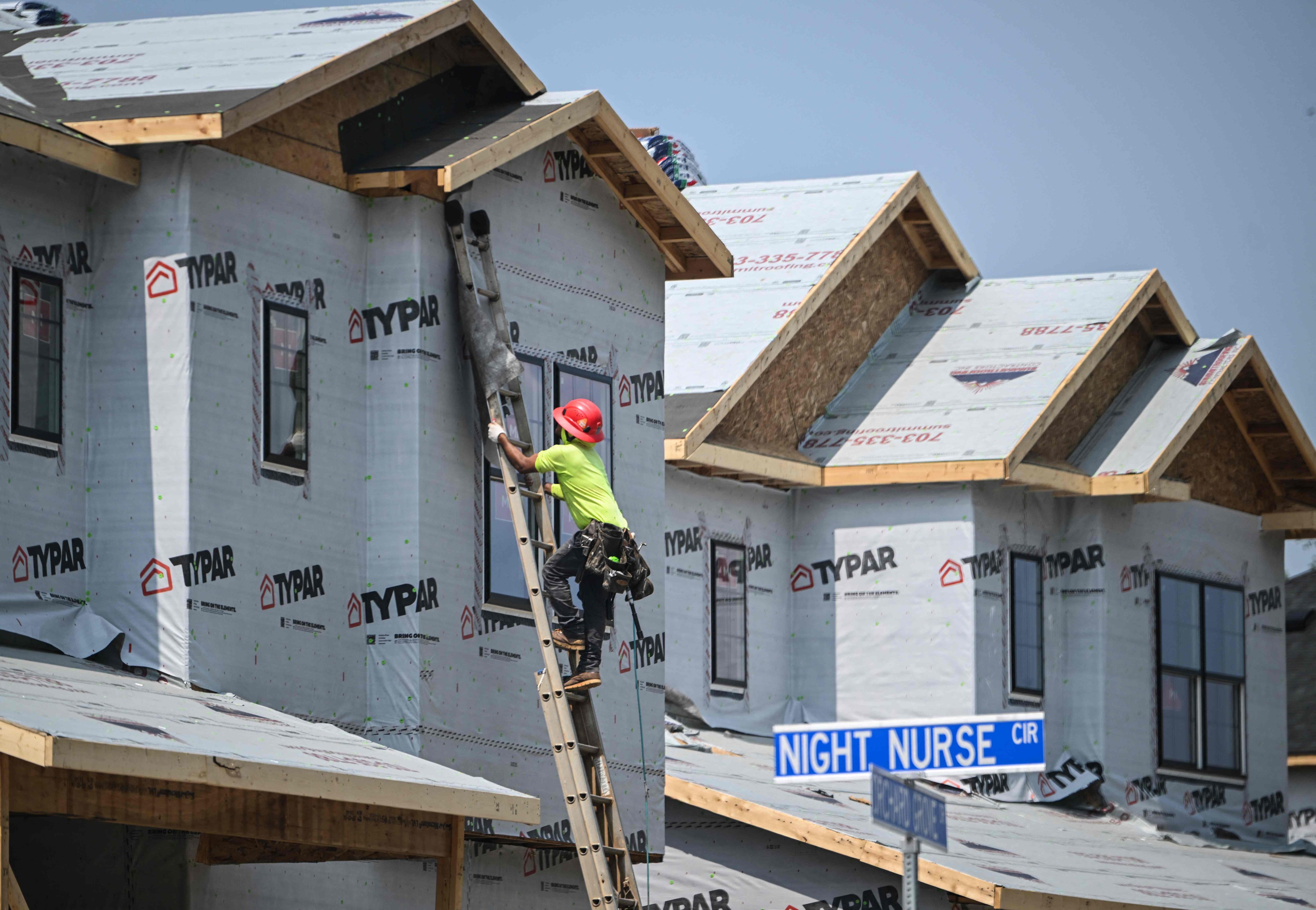 A construction worker climbs to the second story of a house under construction in a new development in Brambleton, Virginia, on August 14. US consumer inflation eased slightly in July, according to US Labour Department data, its smallest 12-month increase since March 2021 and a positive sign for the Federal Reserve as it weighs cutting interest rates. Photo: AFP