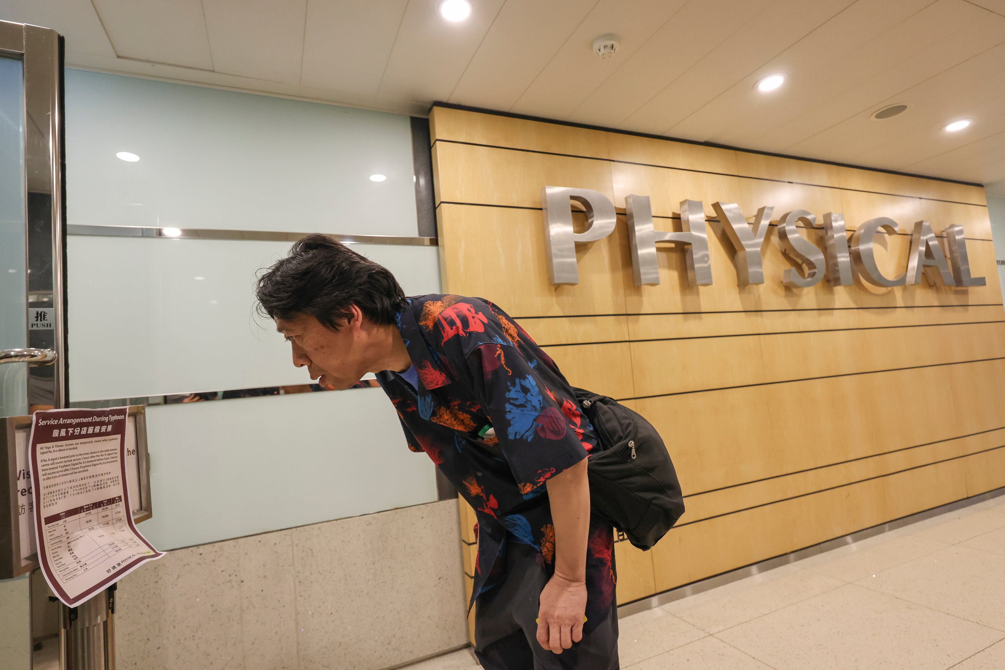 A Physical member reads a notice at the Mong Kok branch entrance. Photo: Jelly Tse