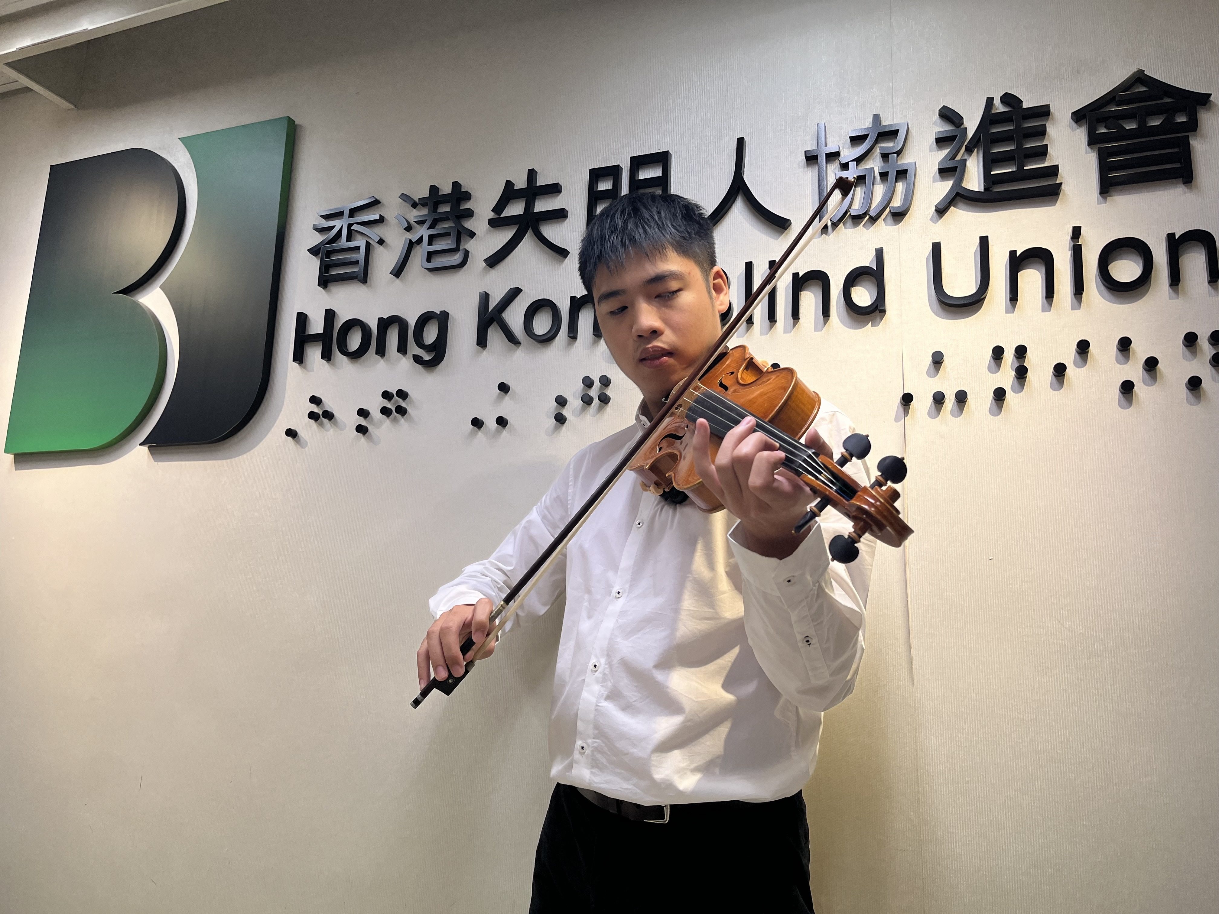 Gideon Tse, who has been left with 10 per cent vision, is working as a violin teacher for visually impaired children at the Hong Kong Blind Union. Photo: Kelly Fung 