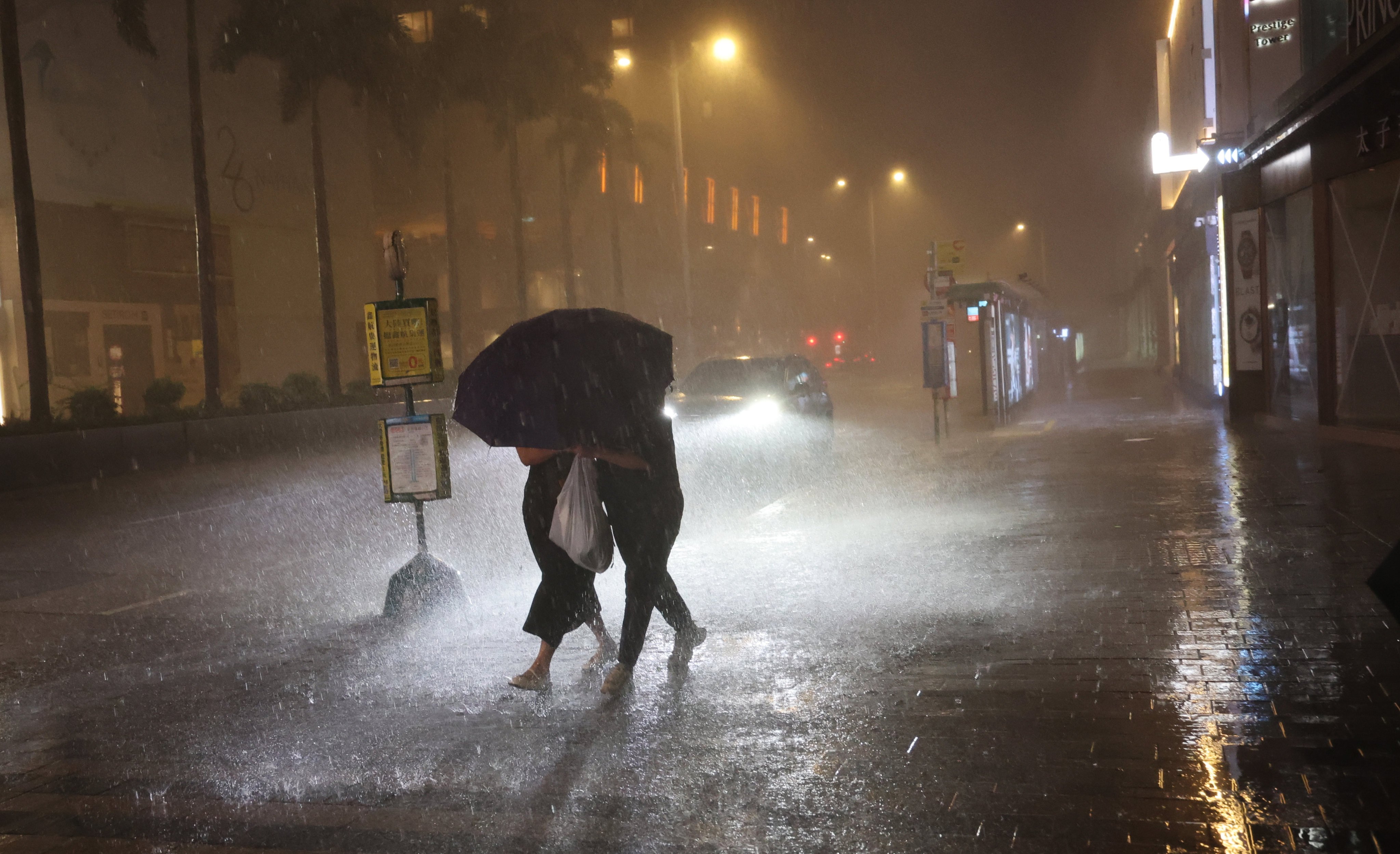 The Observatory gave advance warning of more than six hours over its issuing of the No 8 typhoon warning, one of the earliest in recent years. Photo: Dickson Lee