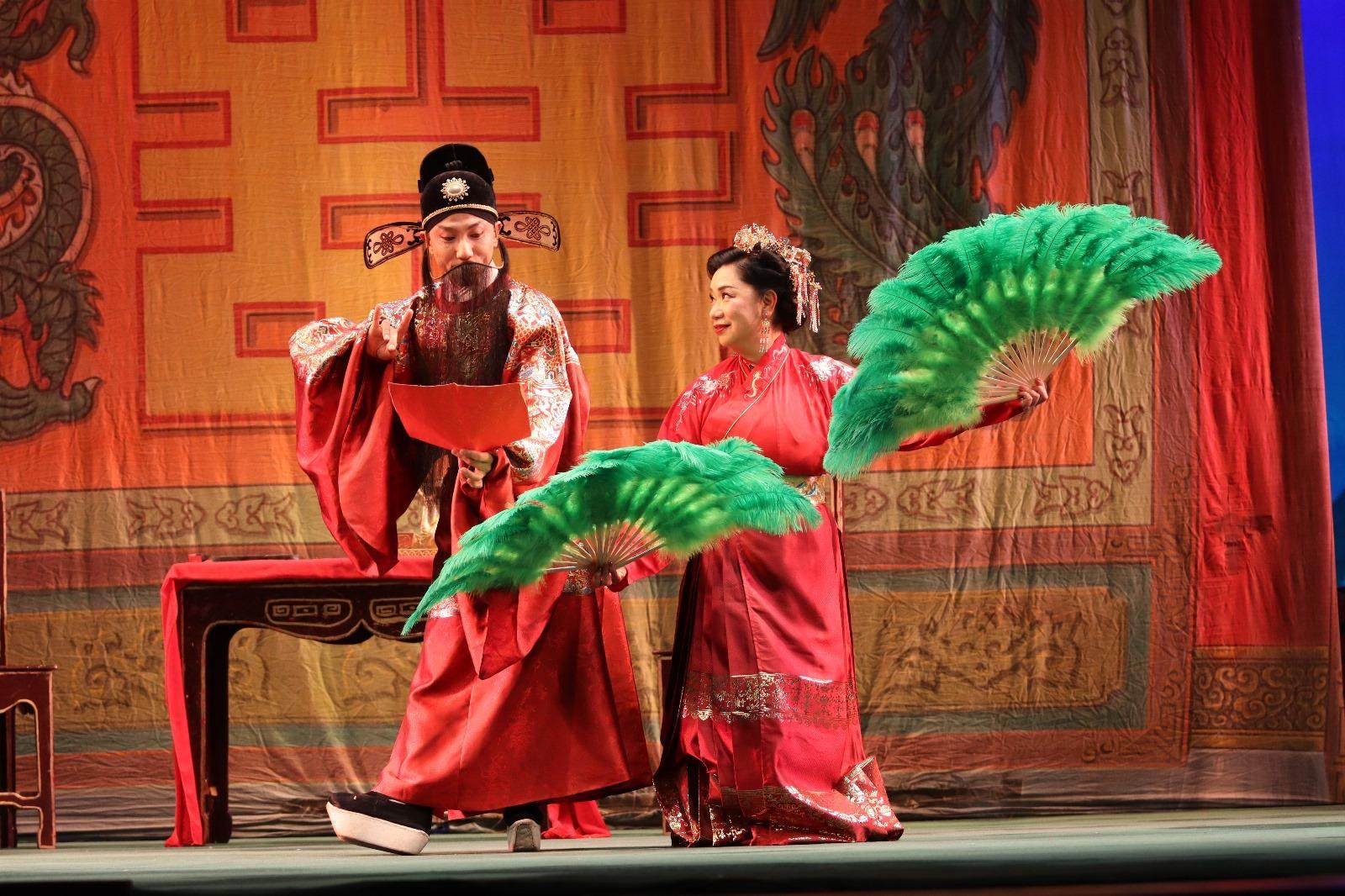 Cantonese opera singer and nurse Iris Kwan (right) performs at the Sunbeam Theatre with her partner. Photo: SCMP