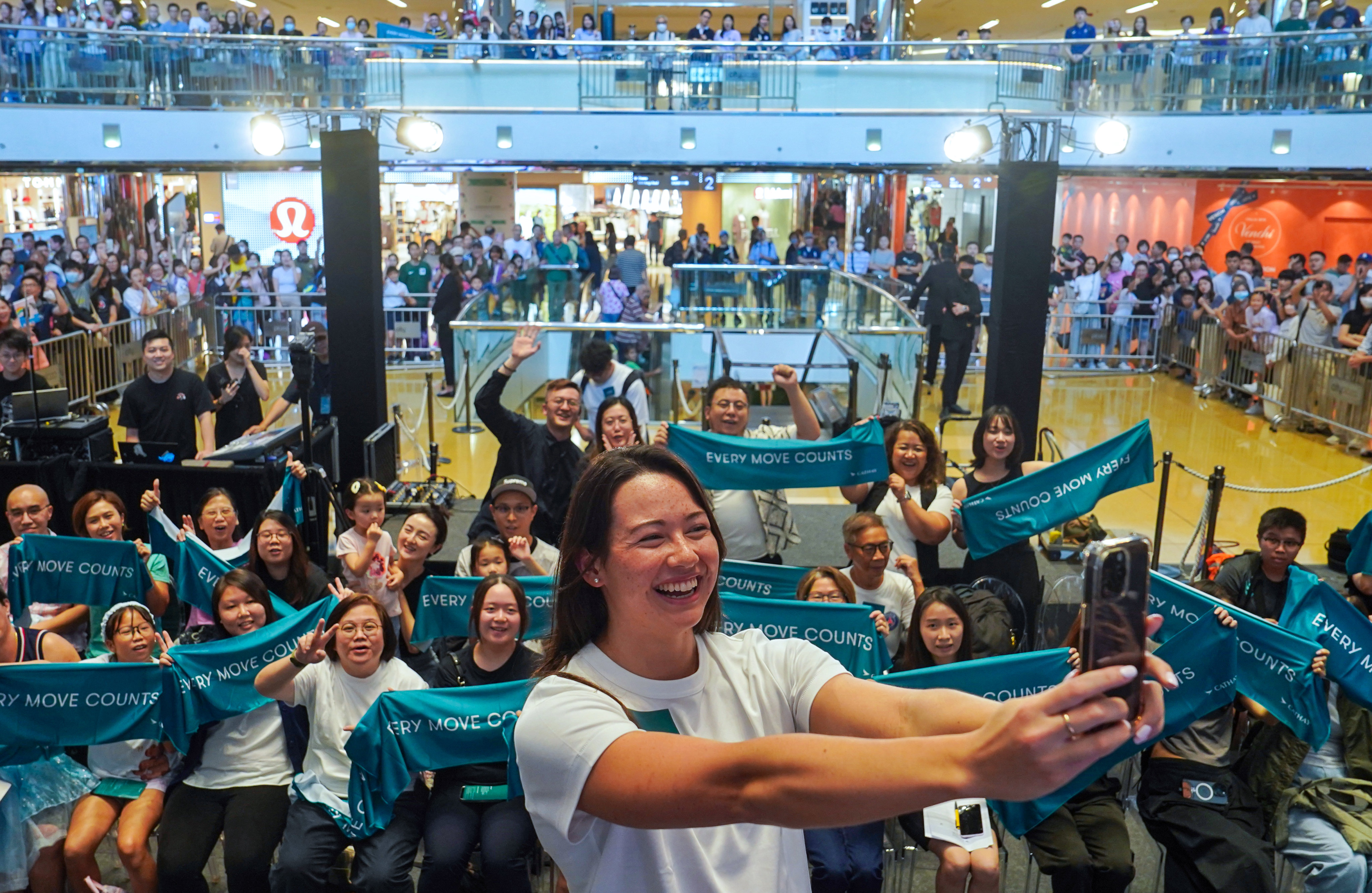 Siobhan Haughey takes selfies with fans as she discussed the 2028 Olympic Games at an event held in a Taikoo shopping centre. Photo: Elson Li