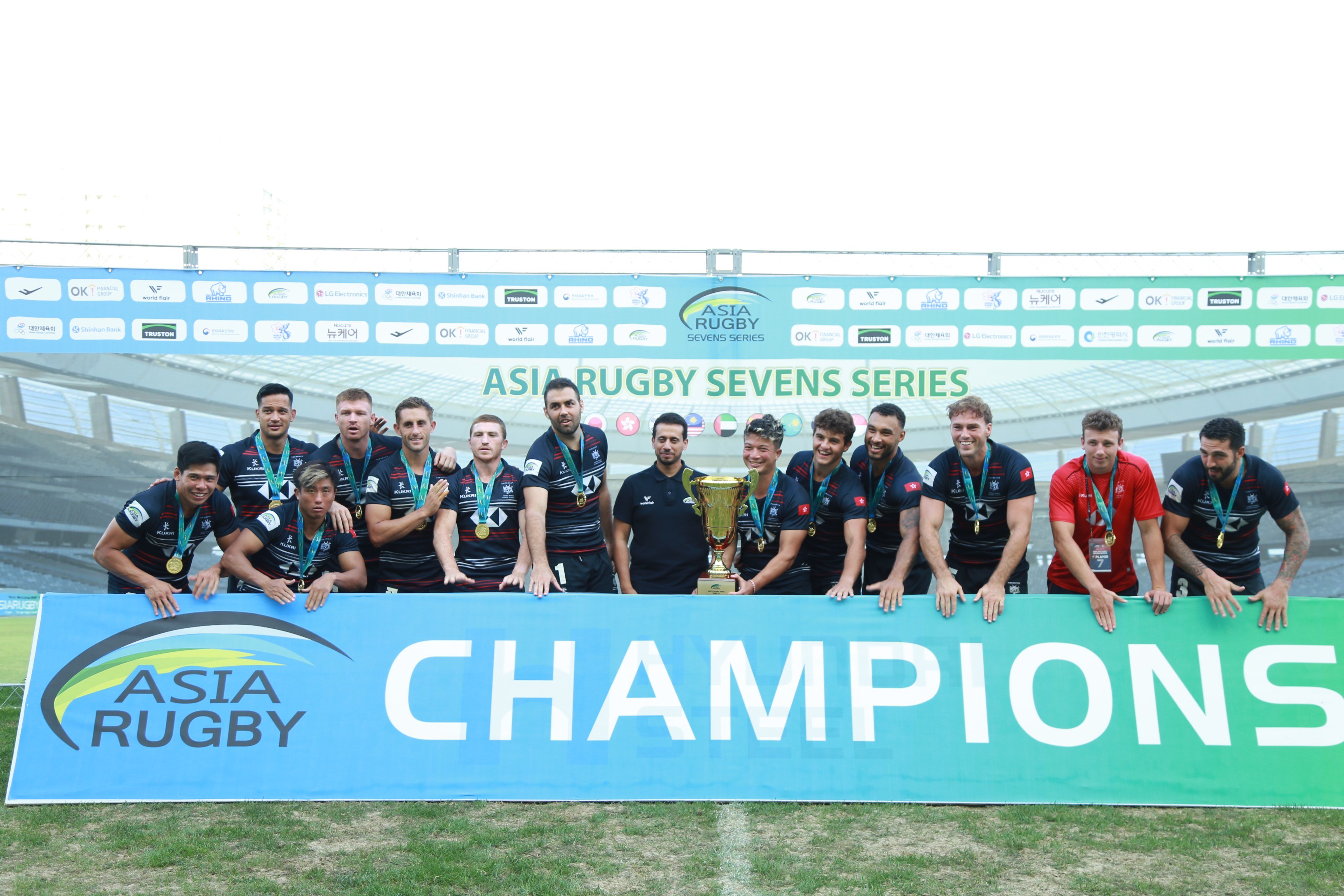 Hong Kong lift the men’s cup after the first leg in South Korea. Photo: Hong Kong China Rugby