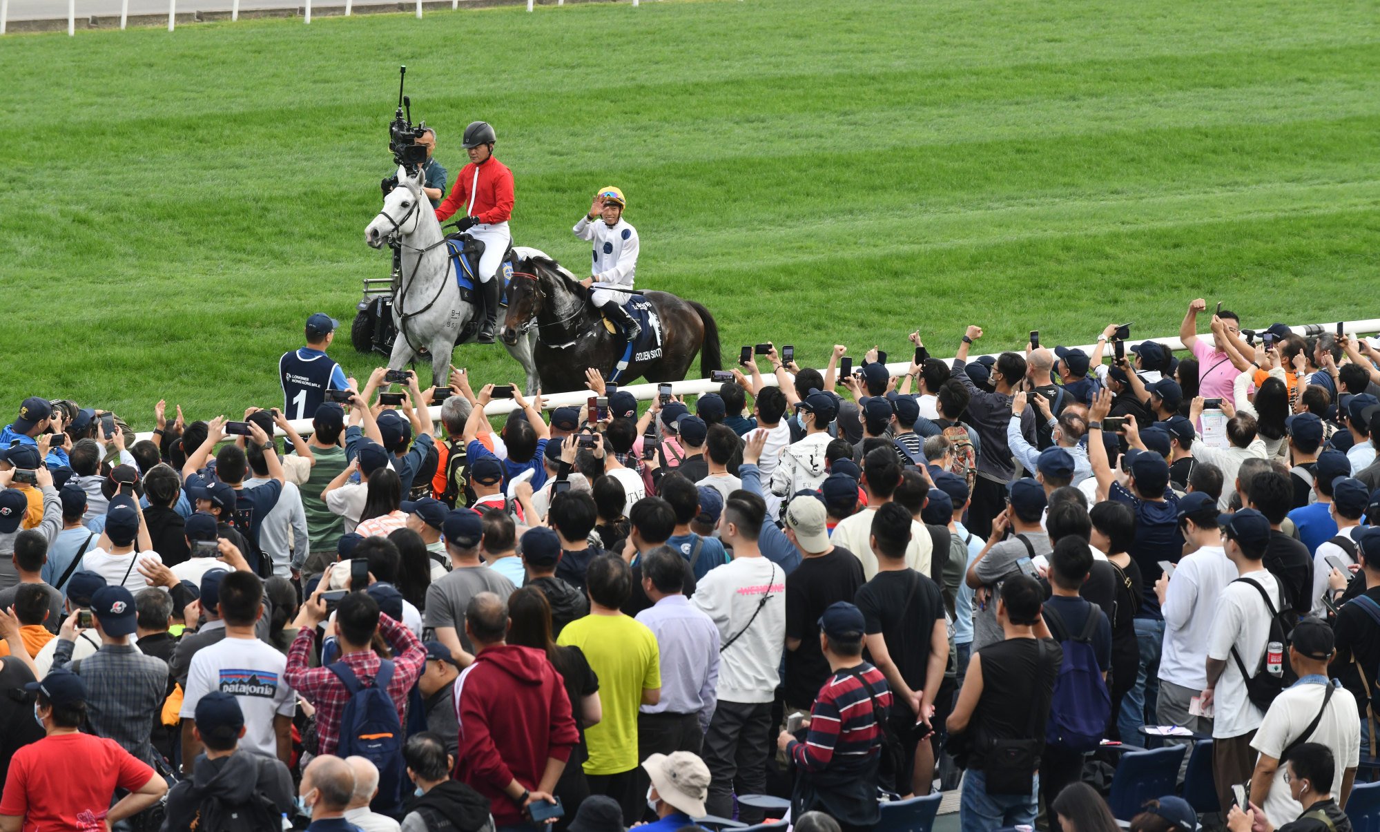 Jockey Vincent Ho waves to Golden Sixty’s adoring fans. Jockey Vincent Ho waves to Golden Sixty’s adoring fans.