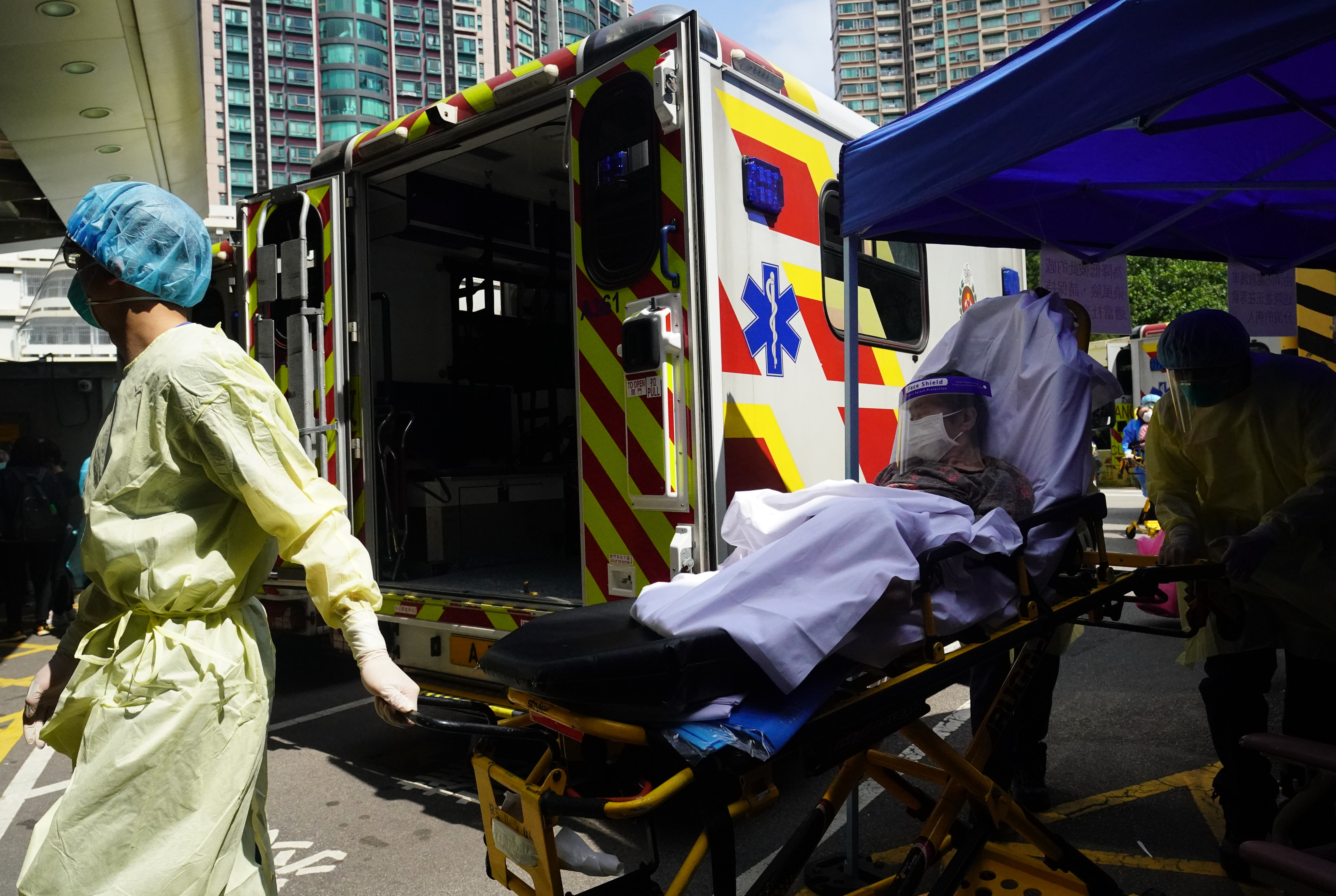 A Covid patient is admitted to Queen Elizabeth Hospital in 2022. Photo: Felix Wong