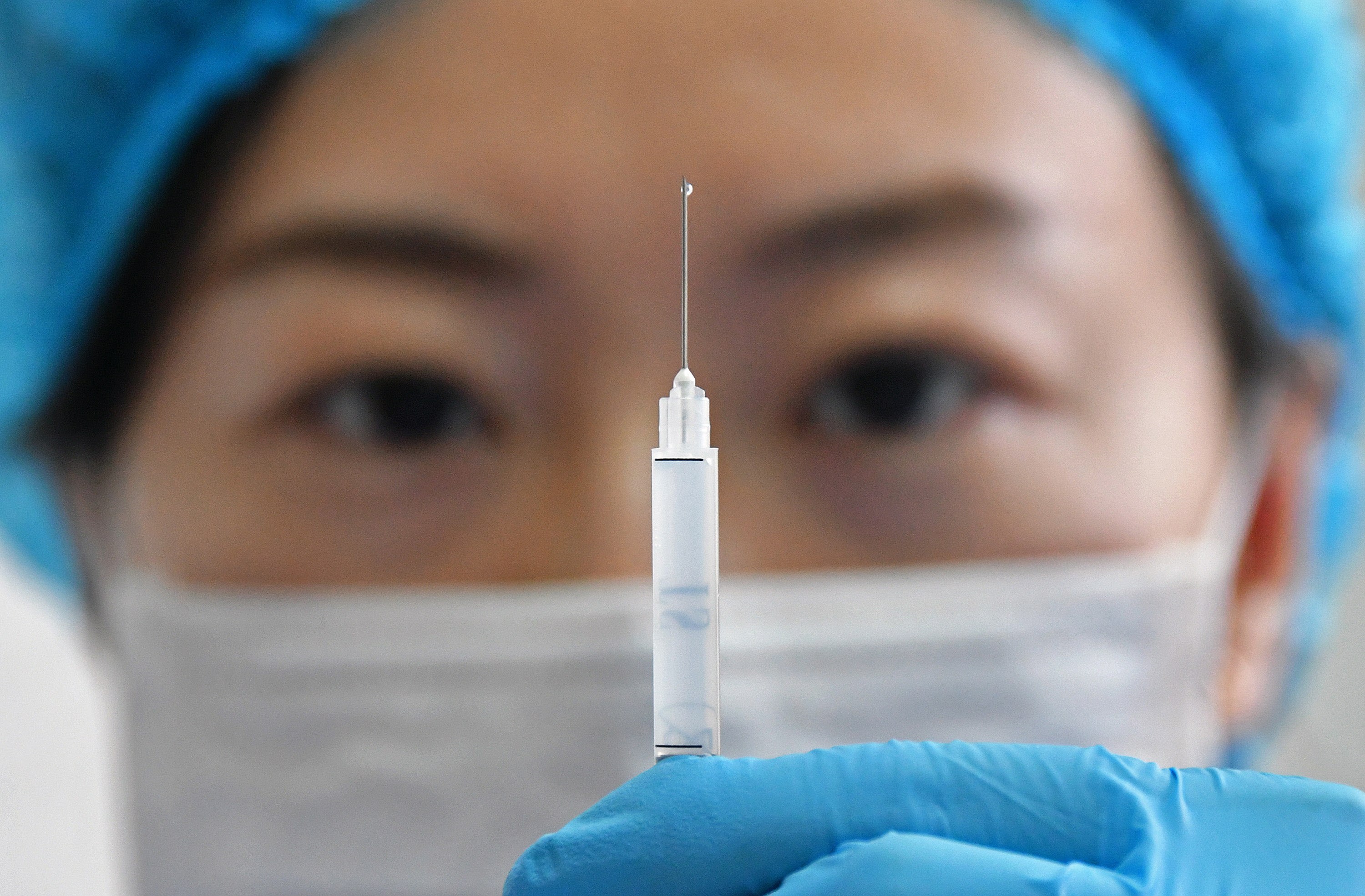 A medical worker prepares a shot of Sinovac Biotech vaccine against the COVID-19 coronavirus disease at a community health station in Yantai, east China’s Shandong province, January 5, 2021. Photo: EPA-EFE