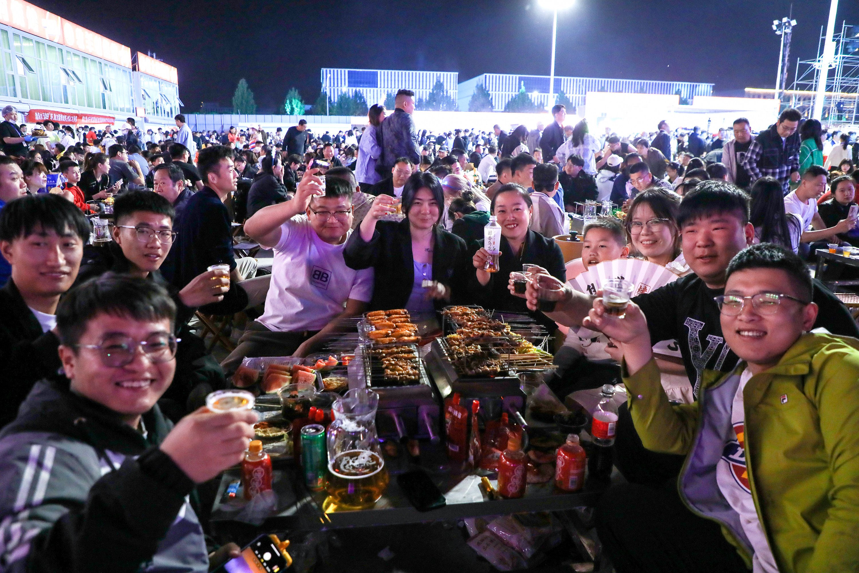 Chinese tourists enjoy a local barbecue meal in Zibo, Shandong province. Photo: Xinhua