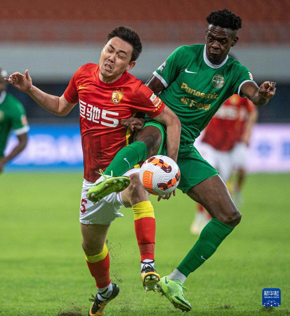 Zhejiang Professional’s Donovan Ewolo (right) battles for the ball with a Guangzhou player during a Chinese Super League fixture in 2022 Photo: Xinhua