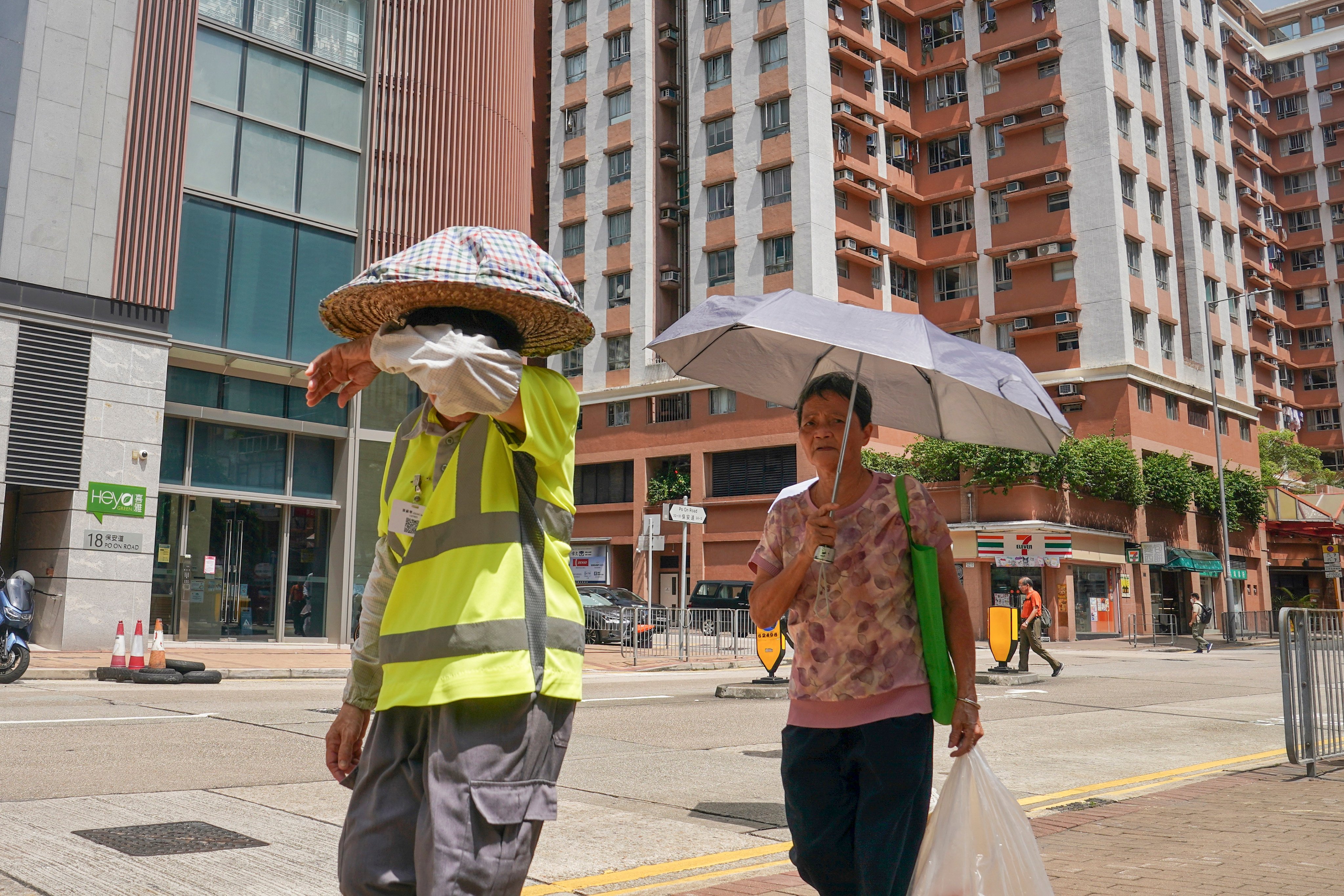 An NGO has urged Hong Kong authorities to expand measures to better protect outdoor cleaners from heatstroke. Photo: Elson Li