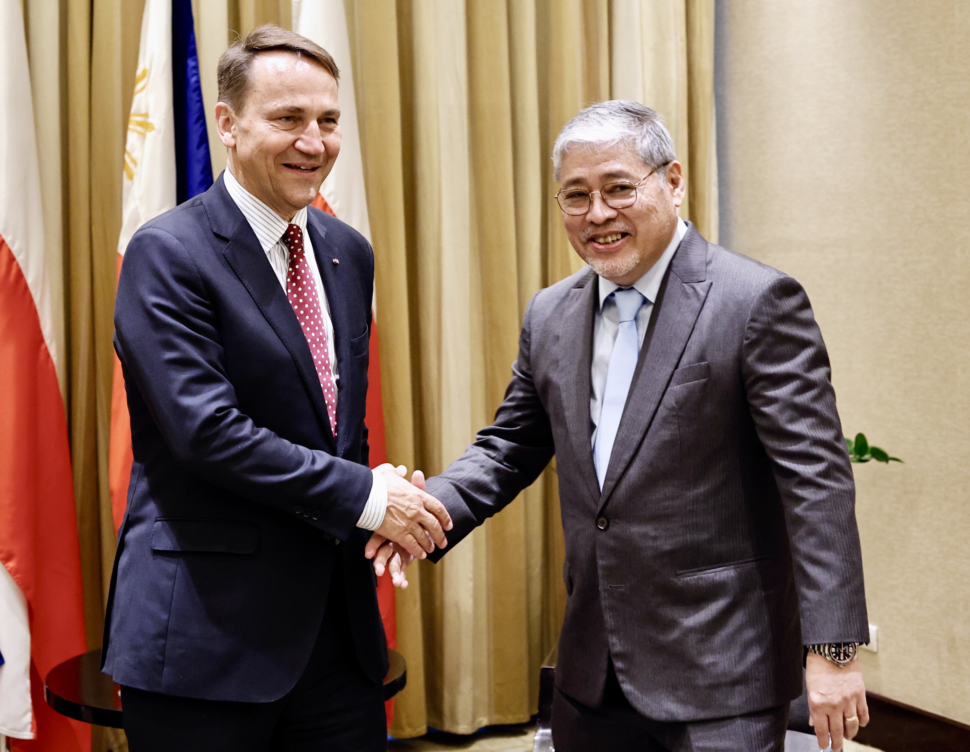 Polish Foreign Affairs Minister Radoslaw Sikorski and Philippines Foreign Affairs Secretary Enrique Manalo meet  in Manila on September 4. Photo: EPA-EFE