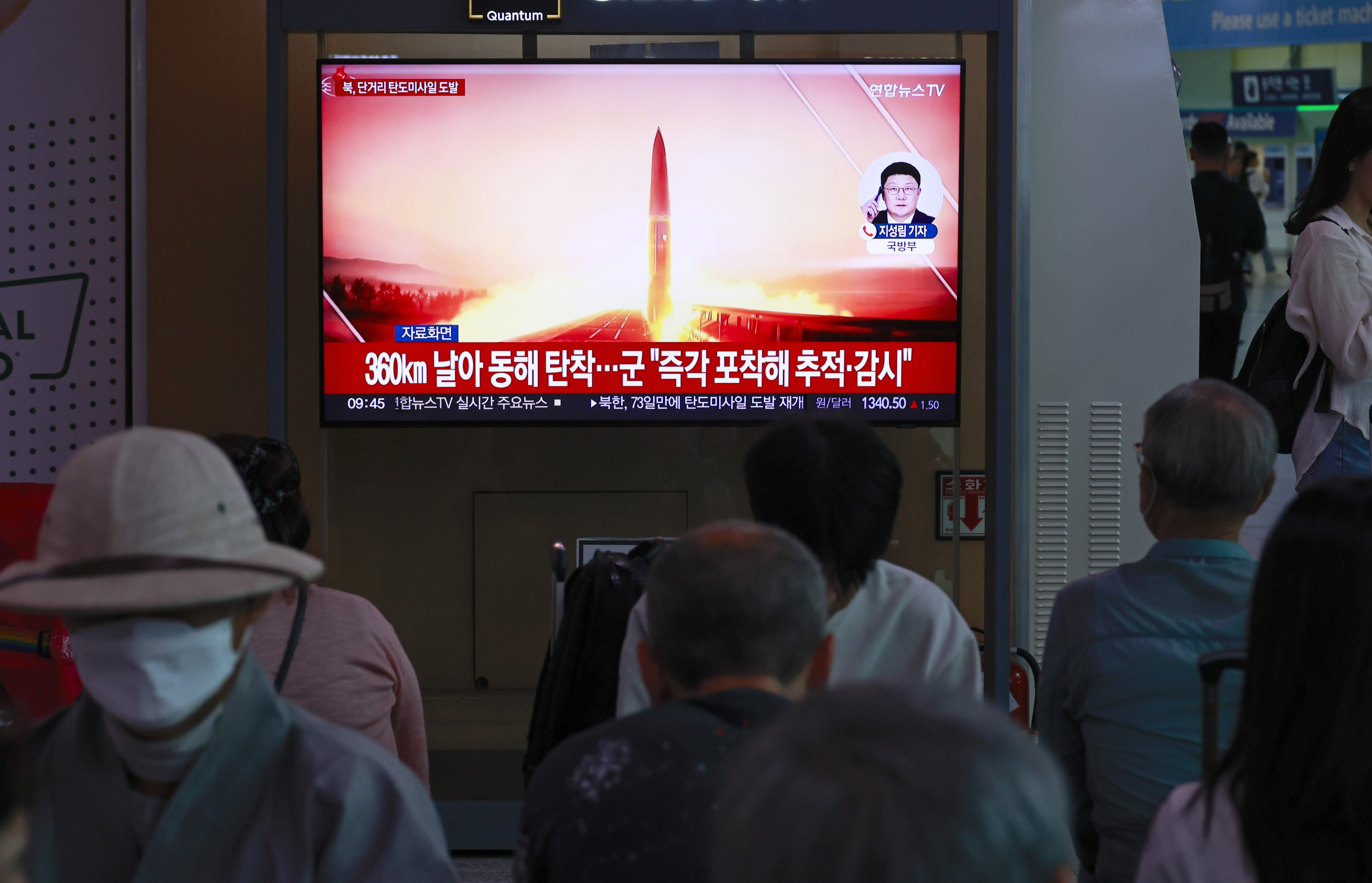 People watch the news at a station in Seoul, South Korea, According to South Korea’s Joint Chiefs of Staff, North Korea launched several ballistic missiles into the East Sea on September 12. Photo: EPA-EFE