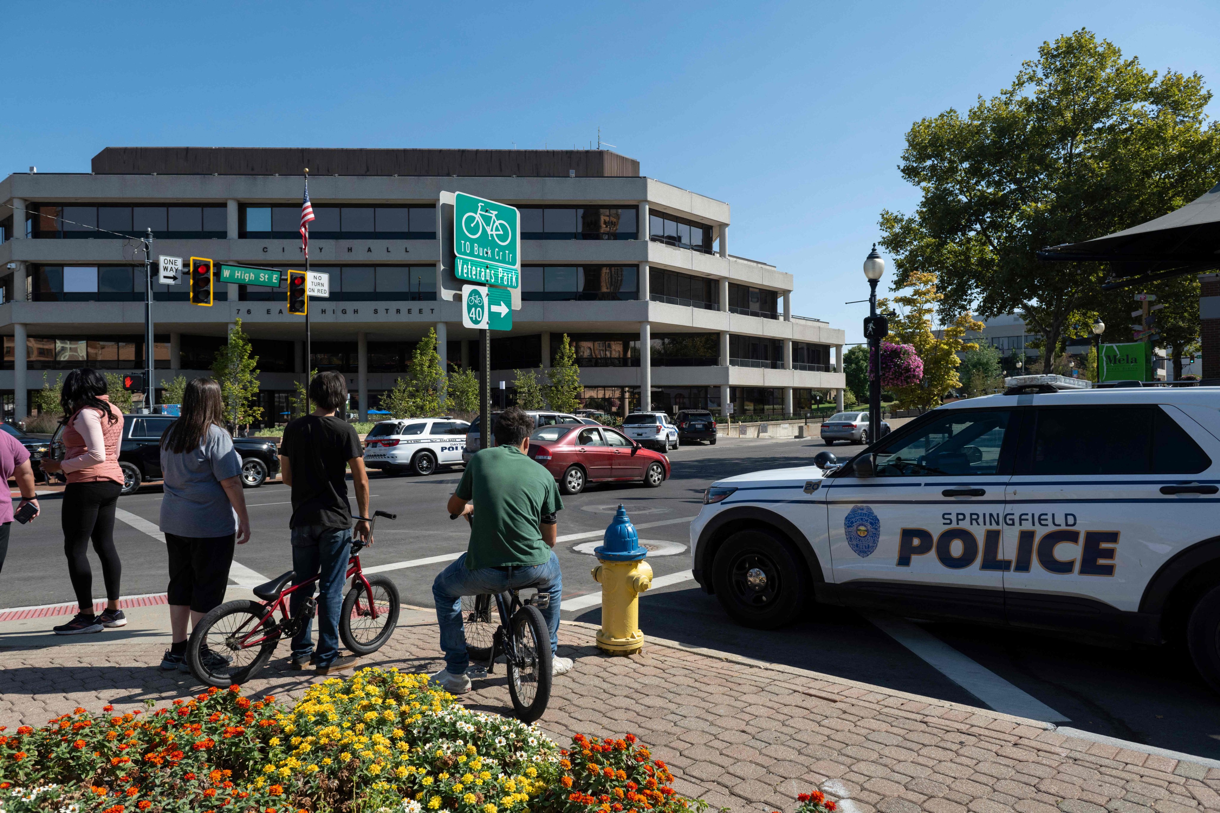 Officers investigate the Springfield City Hall after bomb threats were made against buildings on September 12. Photo: AFP