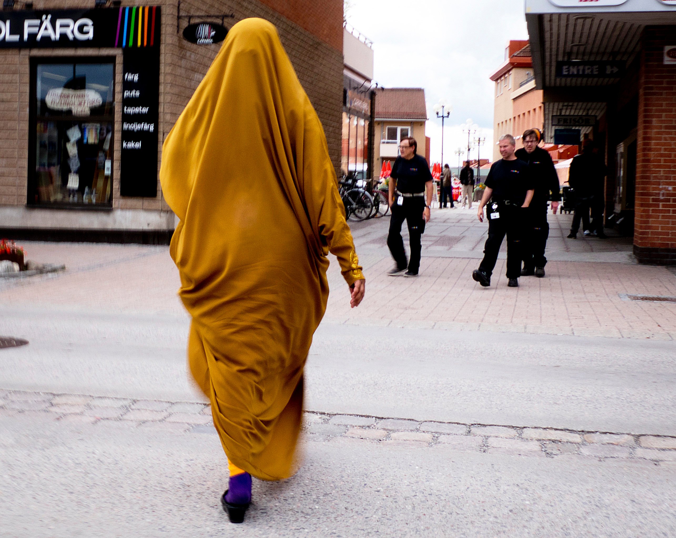 A migrant from Somalia walks through downtown Flen, some 100km west of Stockholm, Sweden, in August 2018. Photo: AP