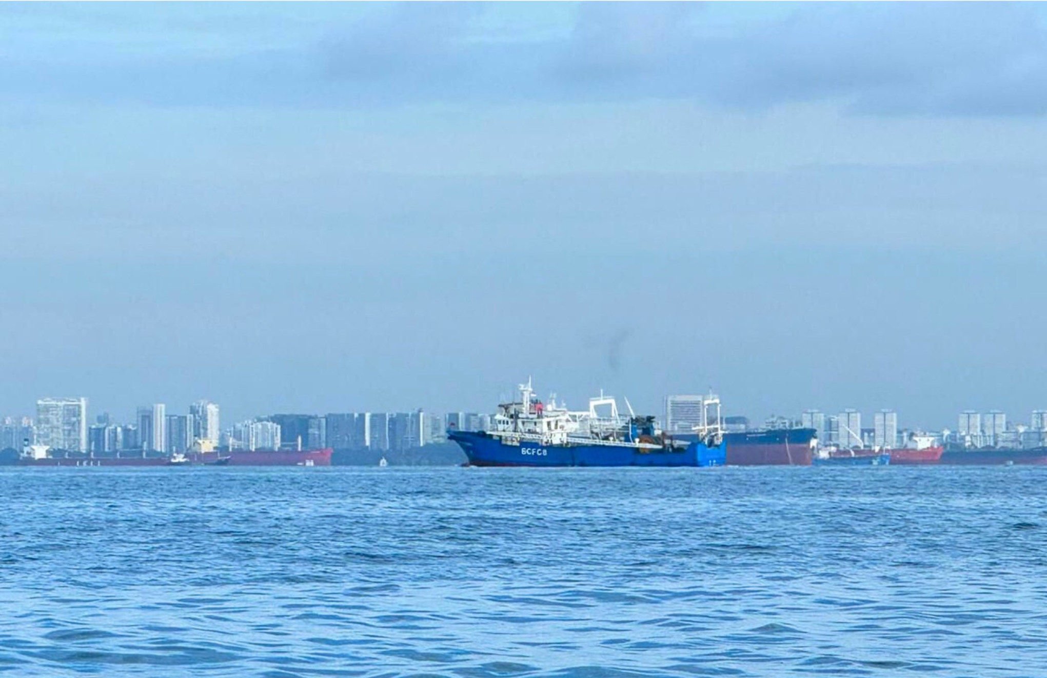 The Indonesian coastguard (Bakamla) said it had spotted five Chinese-flagged fishing vessels on Tuesday anchored around waters located 22 nautical miles (40.7km) north of Tanjung Berakit. Photo: X/Official Indonesia Coast Guard (IDNCG)