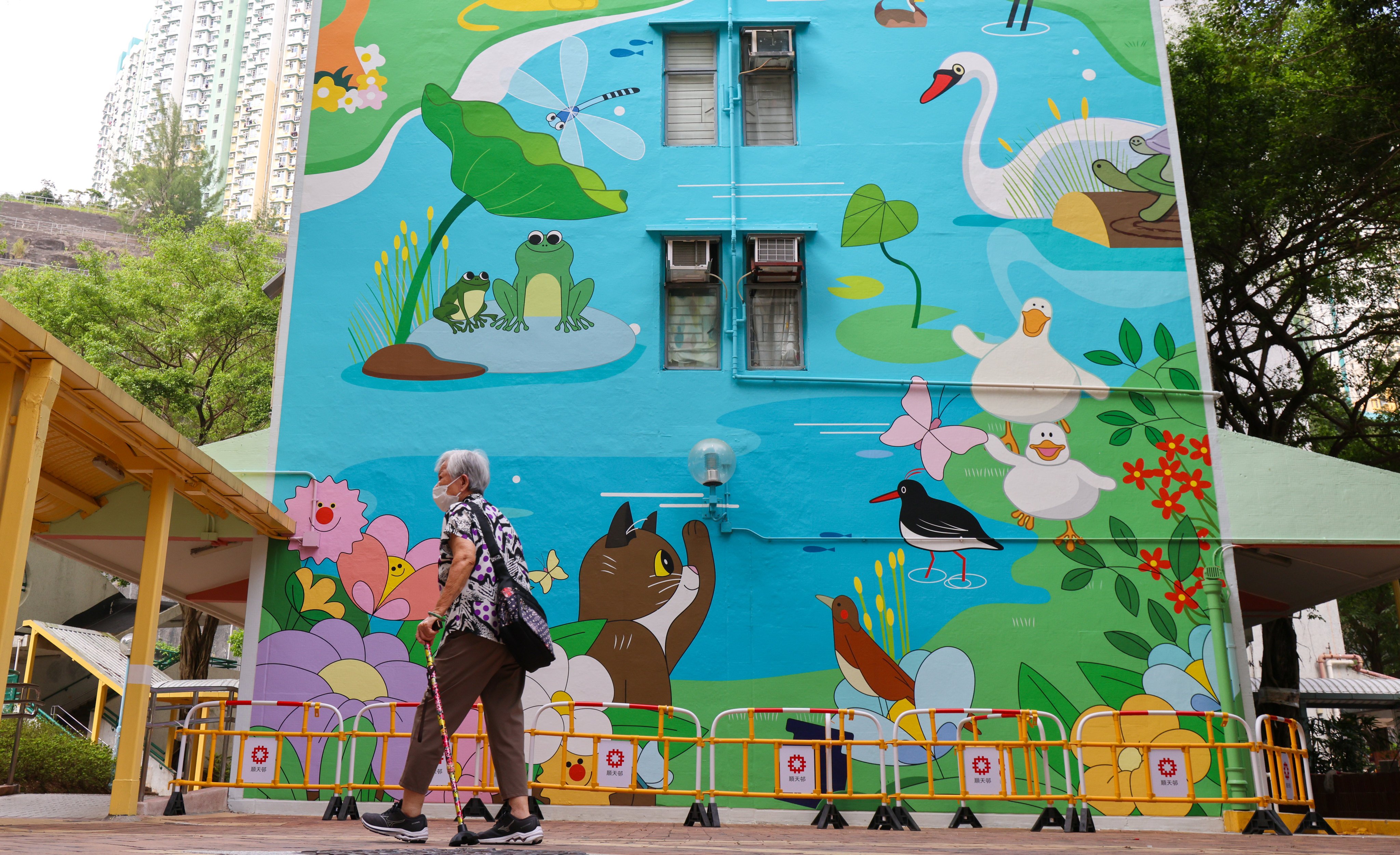 A mural at Tin Lok House in Shun Tin Estate. Housing authorities plan to install easily accessible chairs and other facilities to improve tenants lives in five rental housing estates. Photo: Jelly Tse