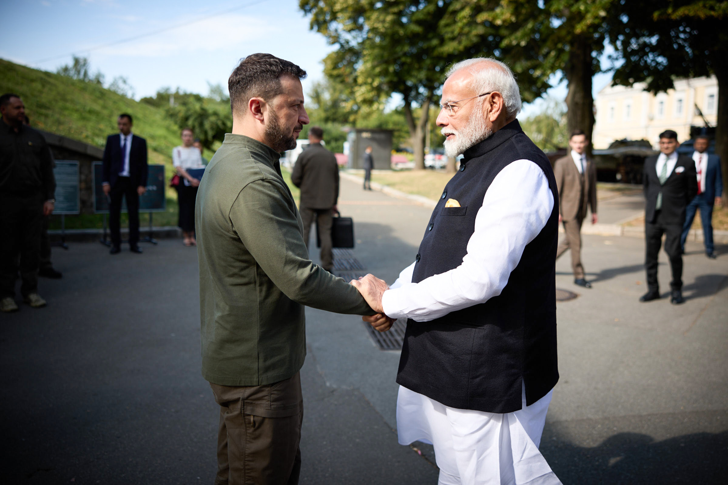 Ukrainian President Volodymyr Zelensky welcomes Indian Prime Minister Narendra Modi ahead of their meeting in Kyiv in August. Photo: Ukrainian Presidency/dpa