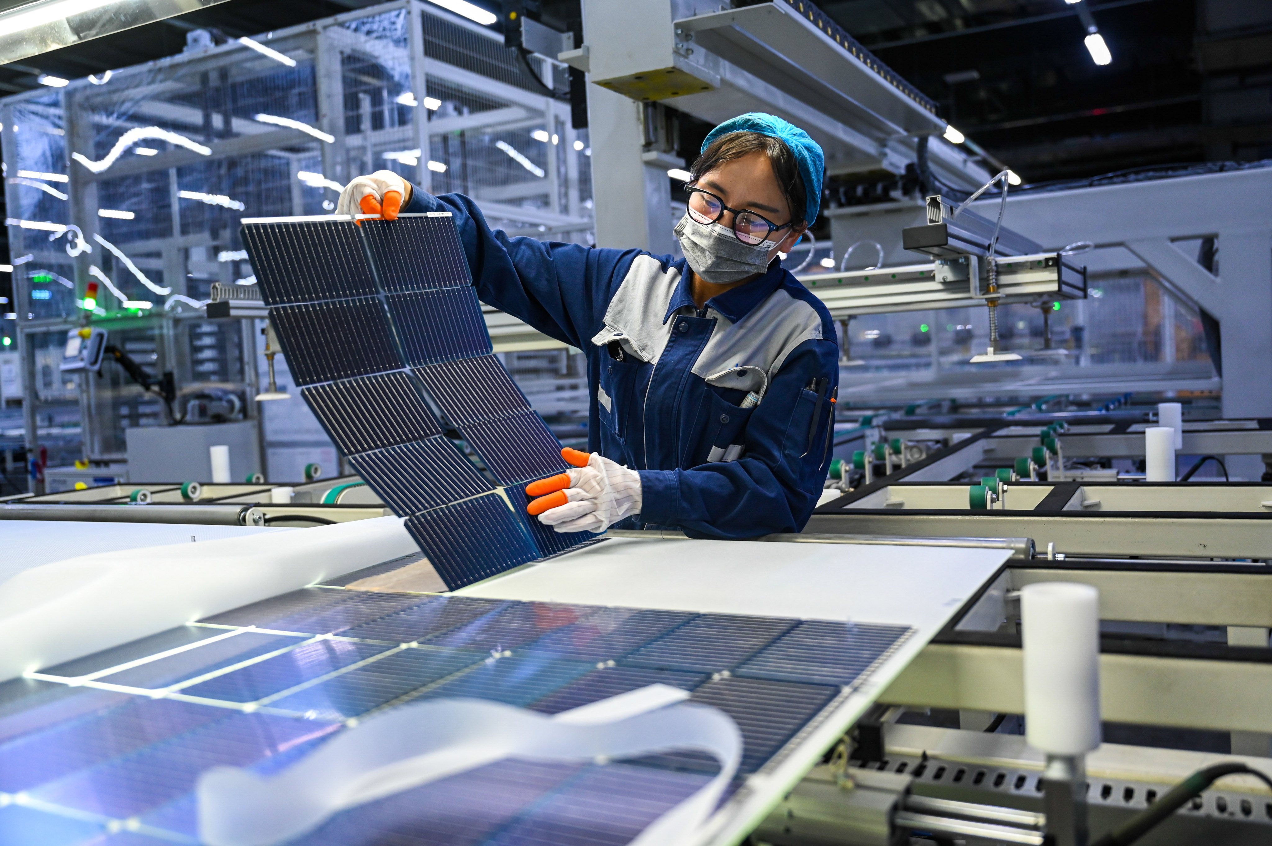 A staff member checks monocrystalline silicon wafers in Baotou, north China’s Inner Mongolia autonomous region. Photo: Xinhua