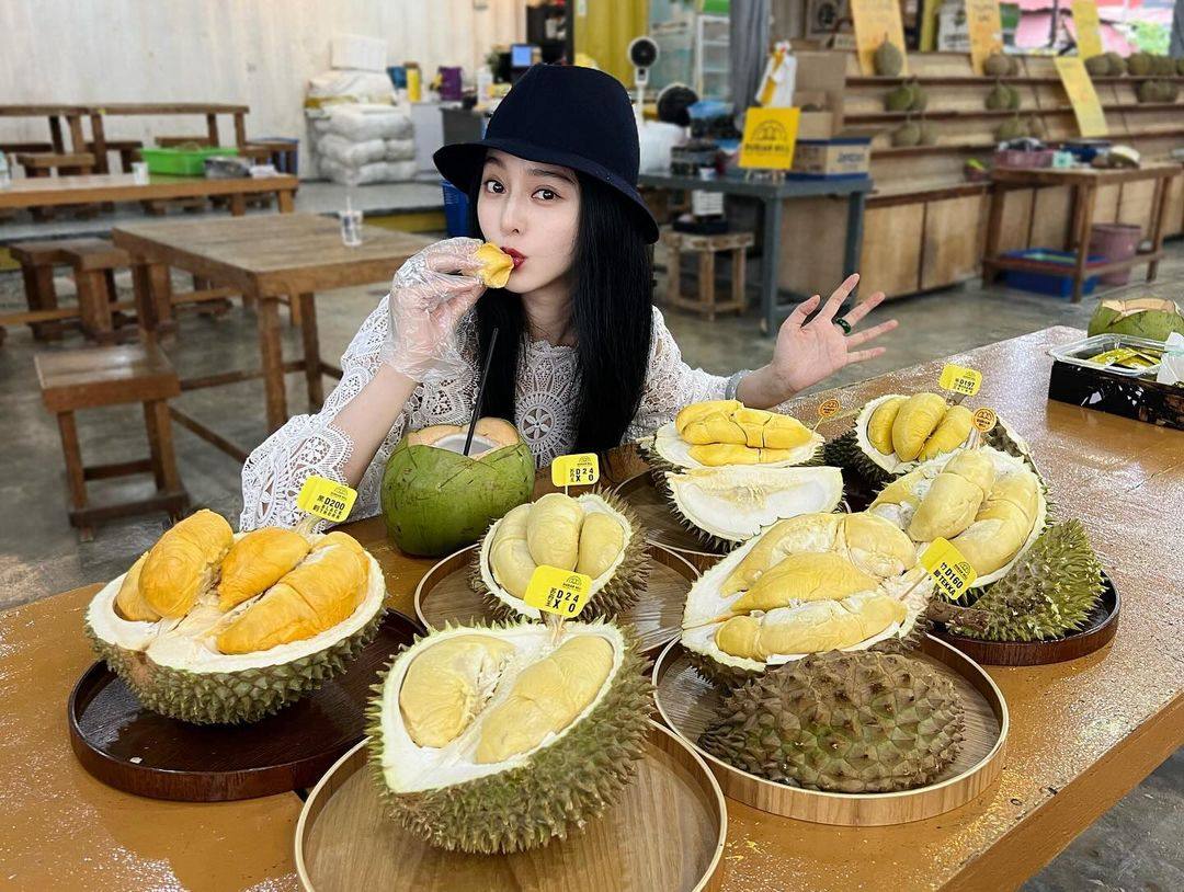 Chinese actress Fan Bingbing tastes durian at a market in Melaka, Malaysia. Photo: Instagram/bingbing_fan