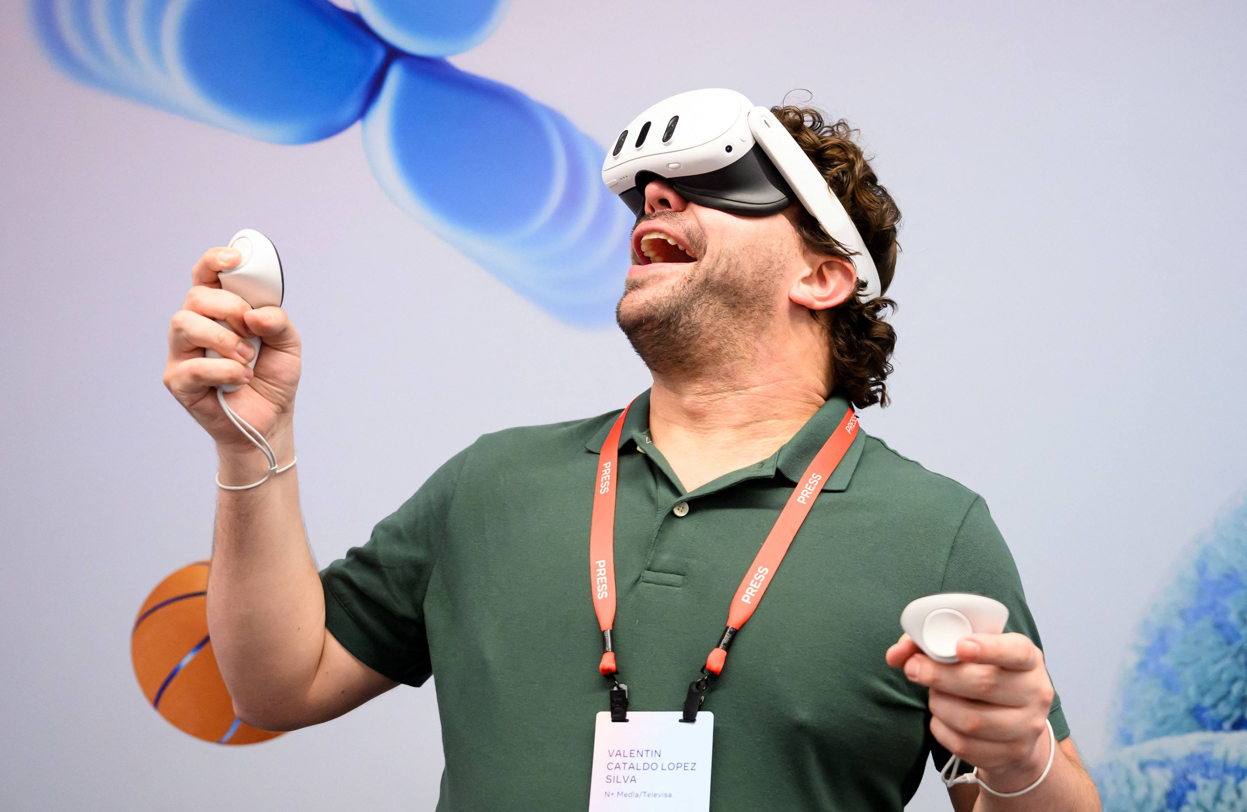 A man tries out a Quest 3 virtual-reality headset at the Meta Platforms headquarters in Menlo Park, California. Photo: AFP