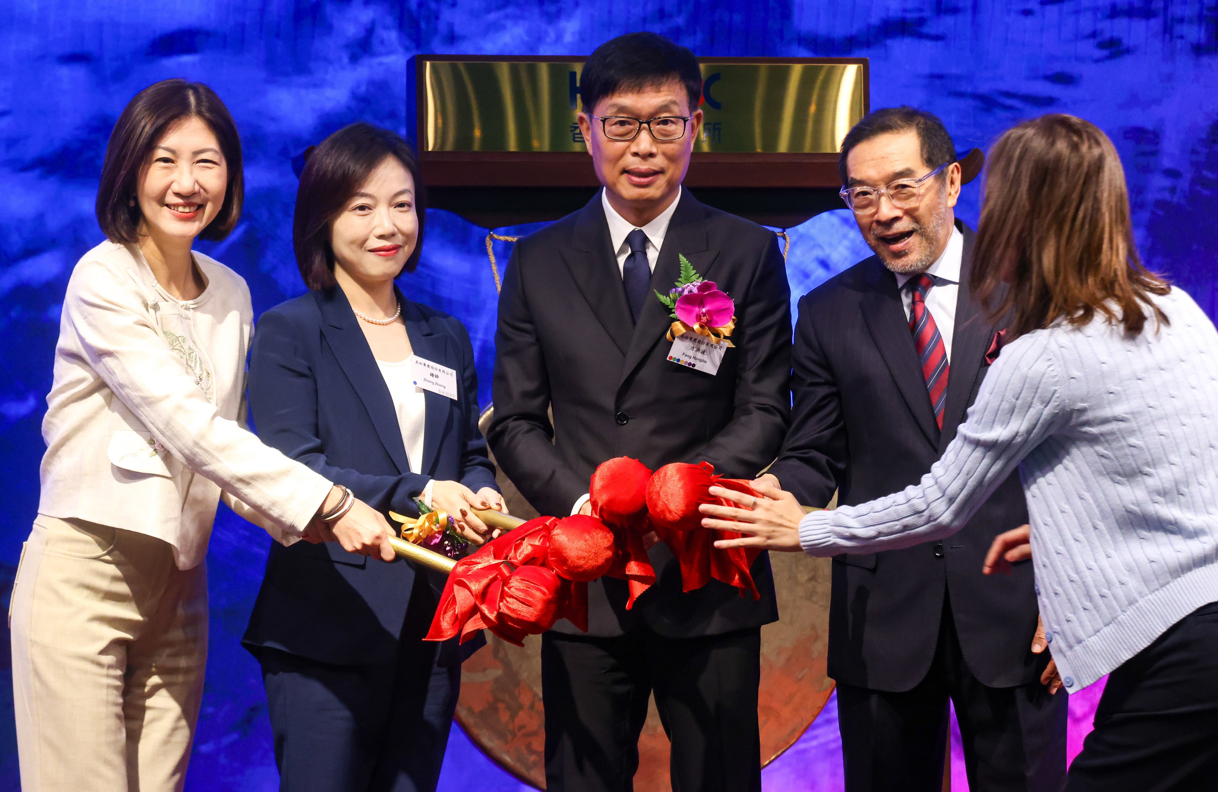 (L to R) HKEX CEO Bonnie Chan, Midea’s CFO Zhong Zheng, Chairman and CEO Fang Hongbo, and HKEX Chairman Carlson Tong, during Midea Group’s listing ceremony at HKEX on 17 September 2024. Photo: Jonathan Wong