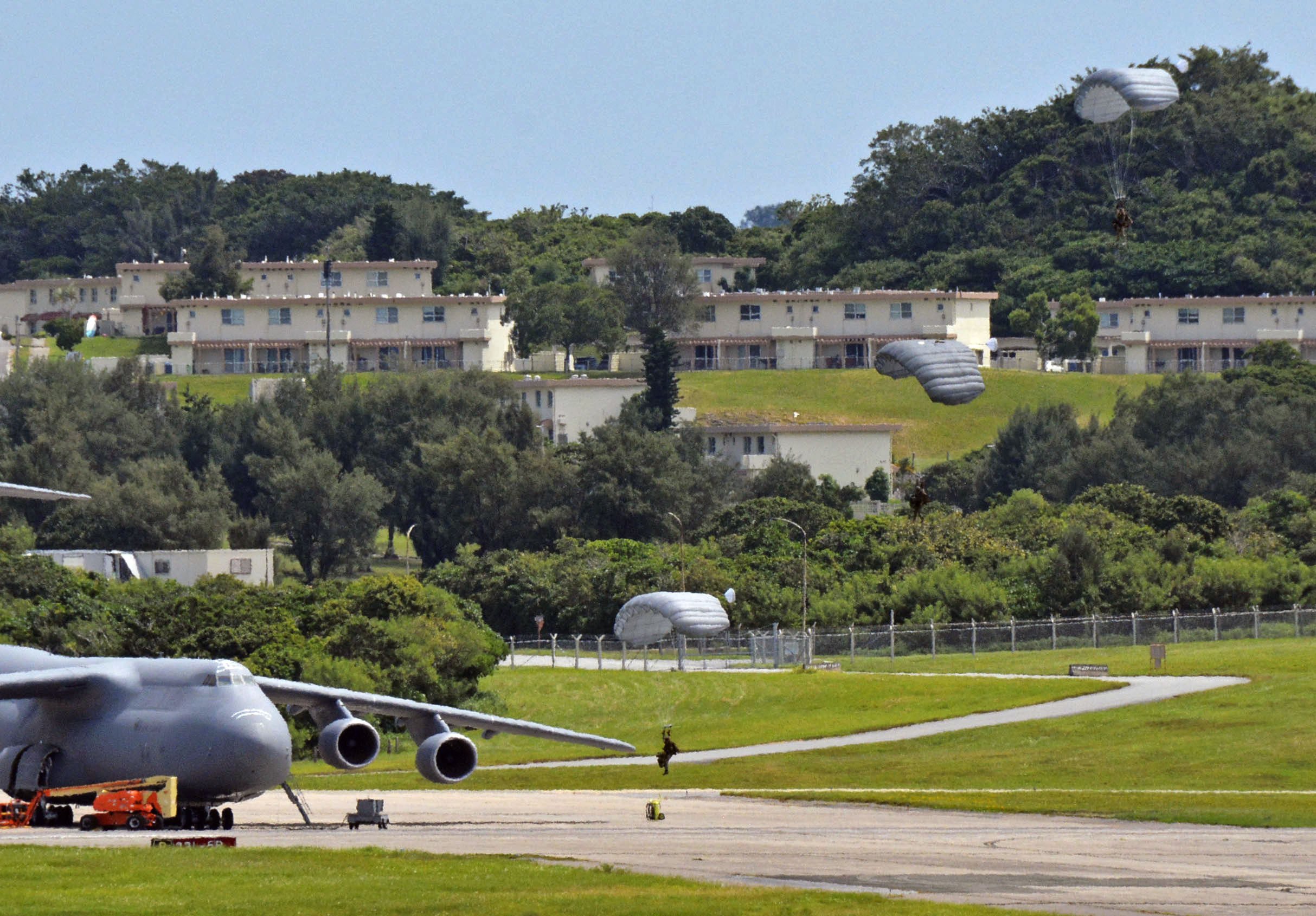 US Air Force personnel conduct a parachute drill at Kadena Air Base in Okinawa, the largest American military installation in the Asia-Pacific. Photo: Kyodo