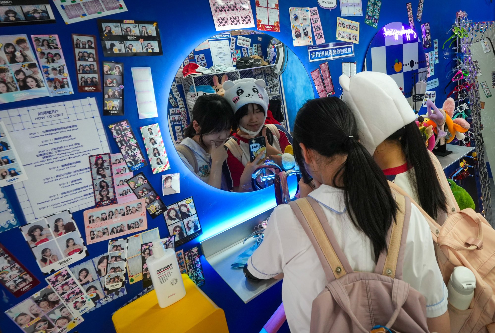 Young people at a selfie shop in Mong Kok. Photo: Sun Yeung