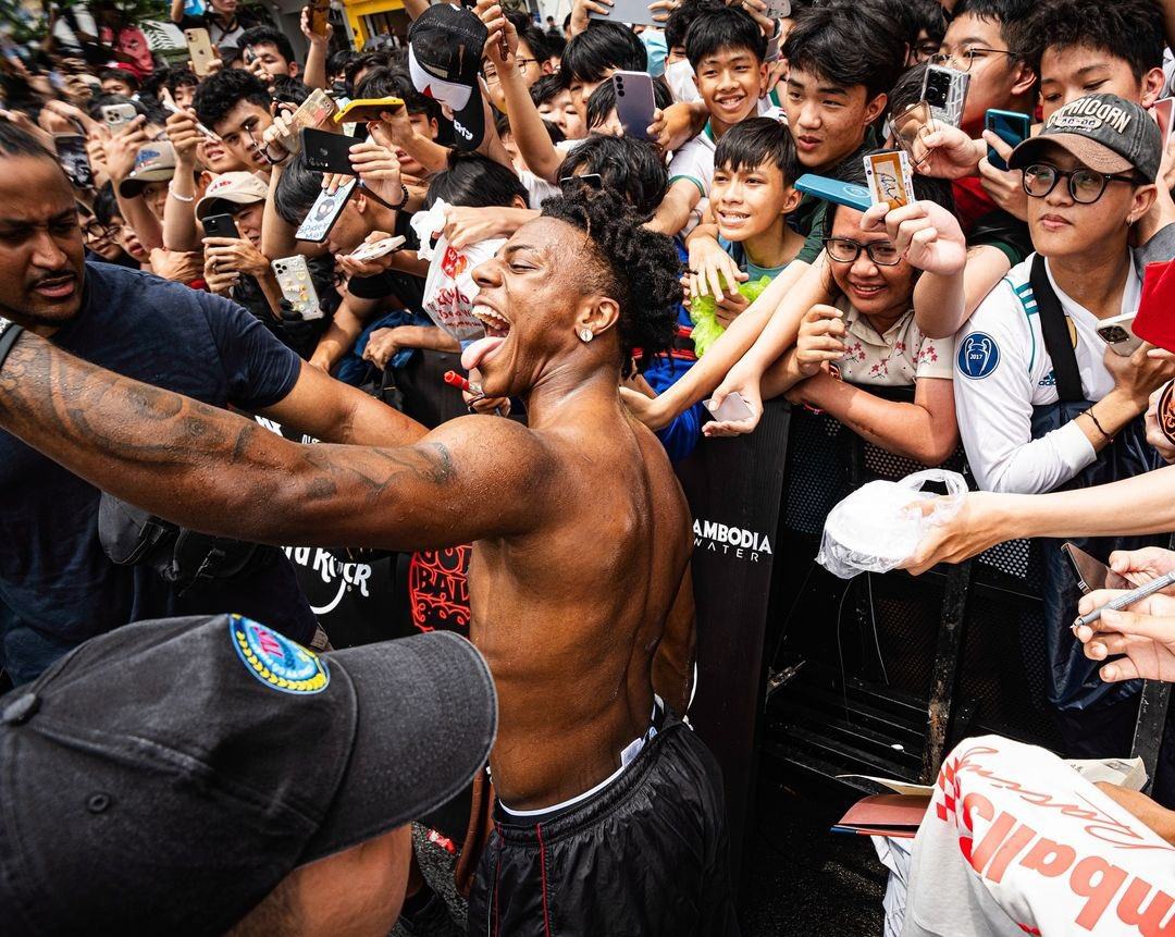 YouTuber IShowSpeed with his fans in Vietnam. Photo: X/iShowSpeedHQ
