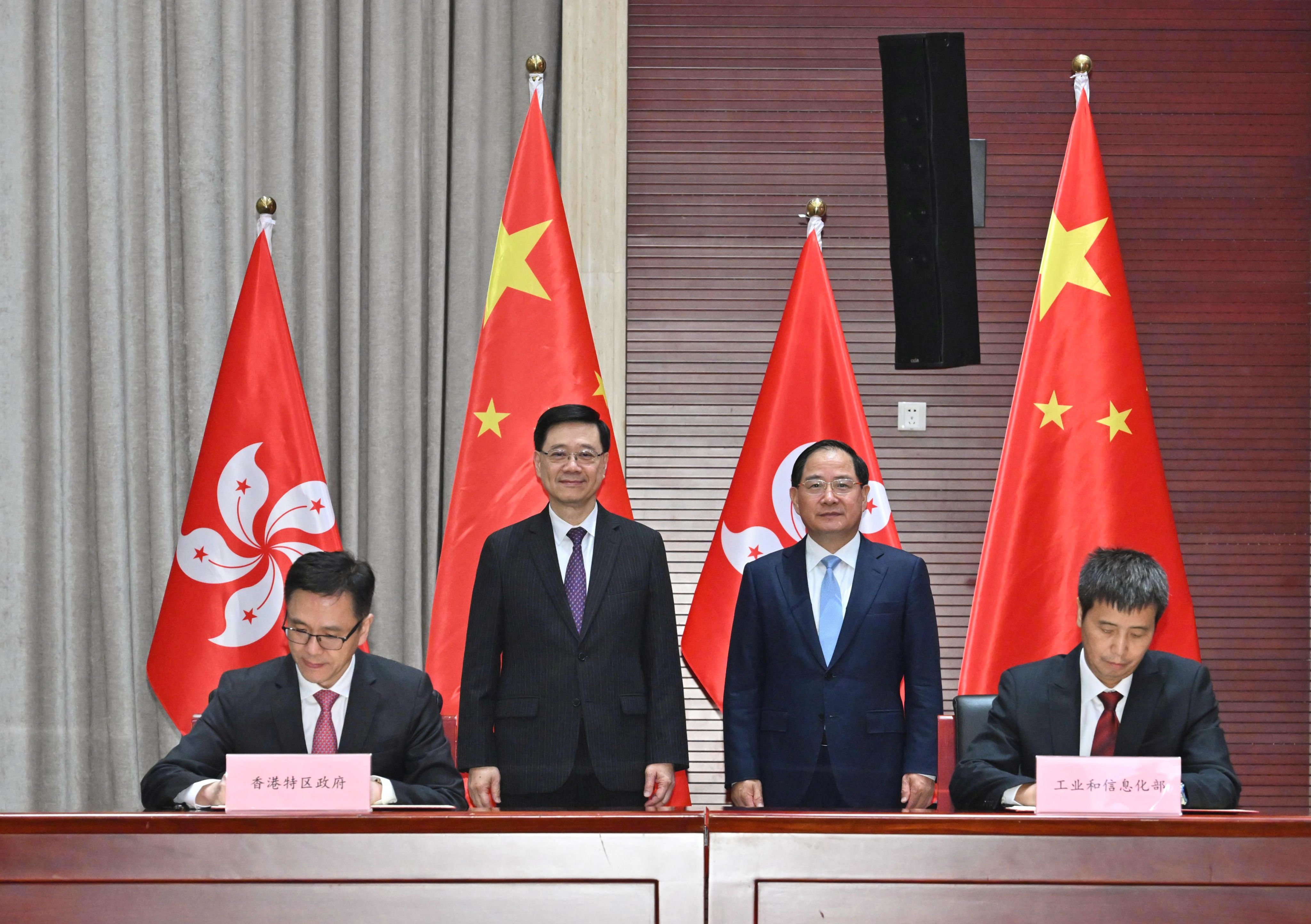 Chief Executive John Lee (second from left) and industry and IT minister Jin Zhuanglong (second from right) at a signing ceremony for the deal. Photo: ISD