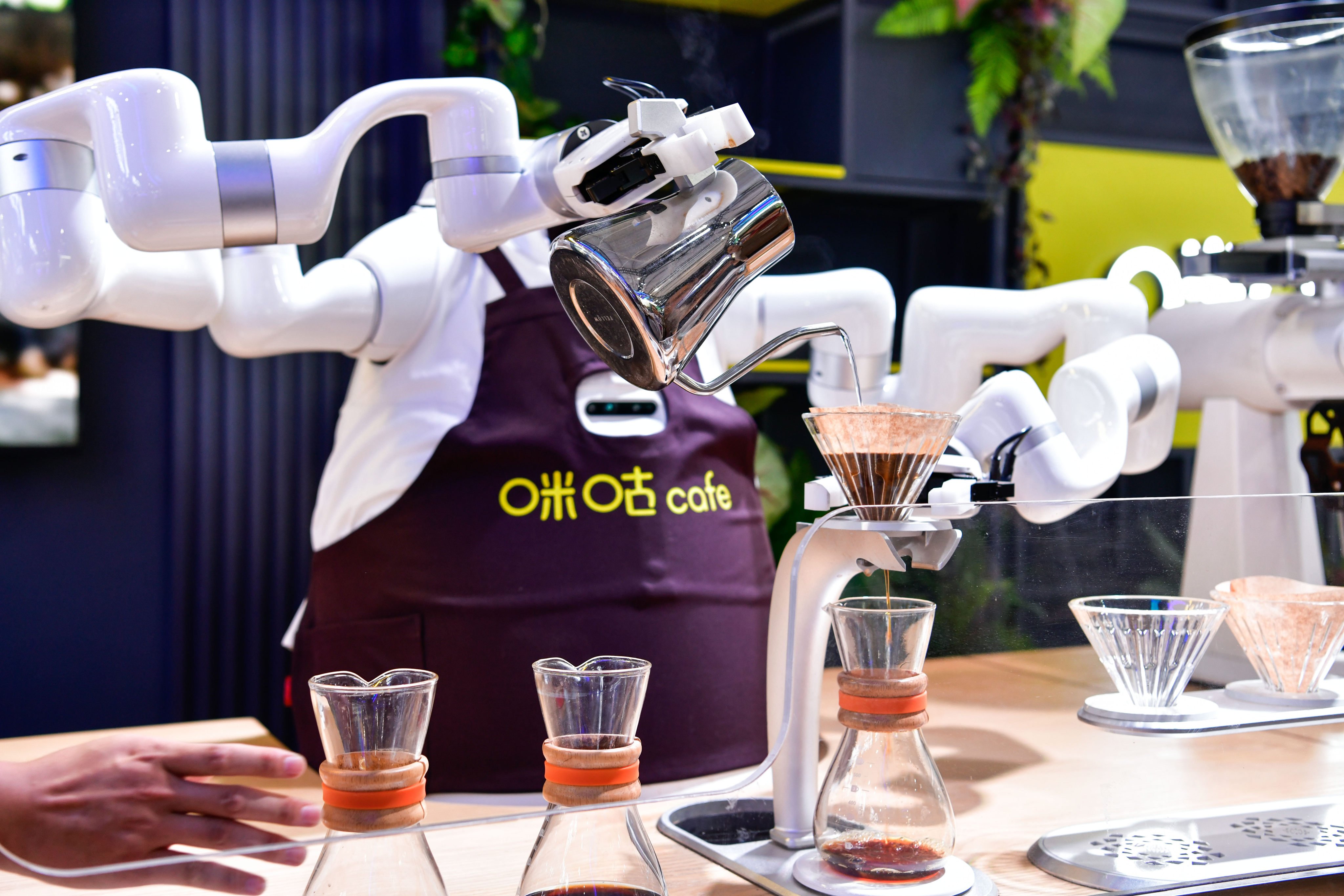 An AI-powered robot makes coffee at the China International Big Data Industry Expo 2024 in Guiyang, Guizhou province, on August 28. Photo: Xinhua